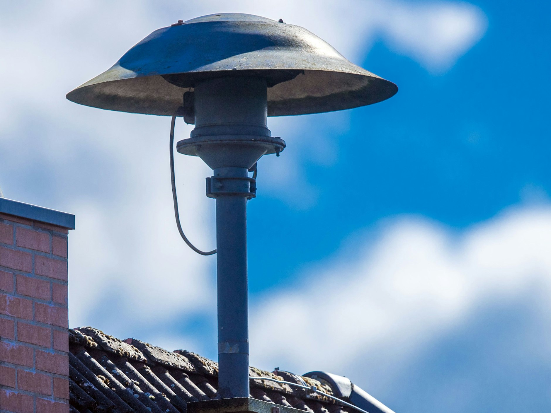 In vielen Ecken Deutschlands wie hier im mecklenburgischen Lassahn stehen noch alte Sirenen auf den Dächern.
