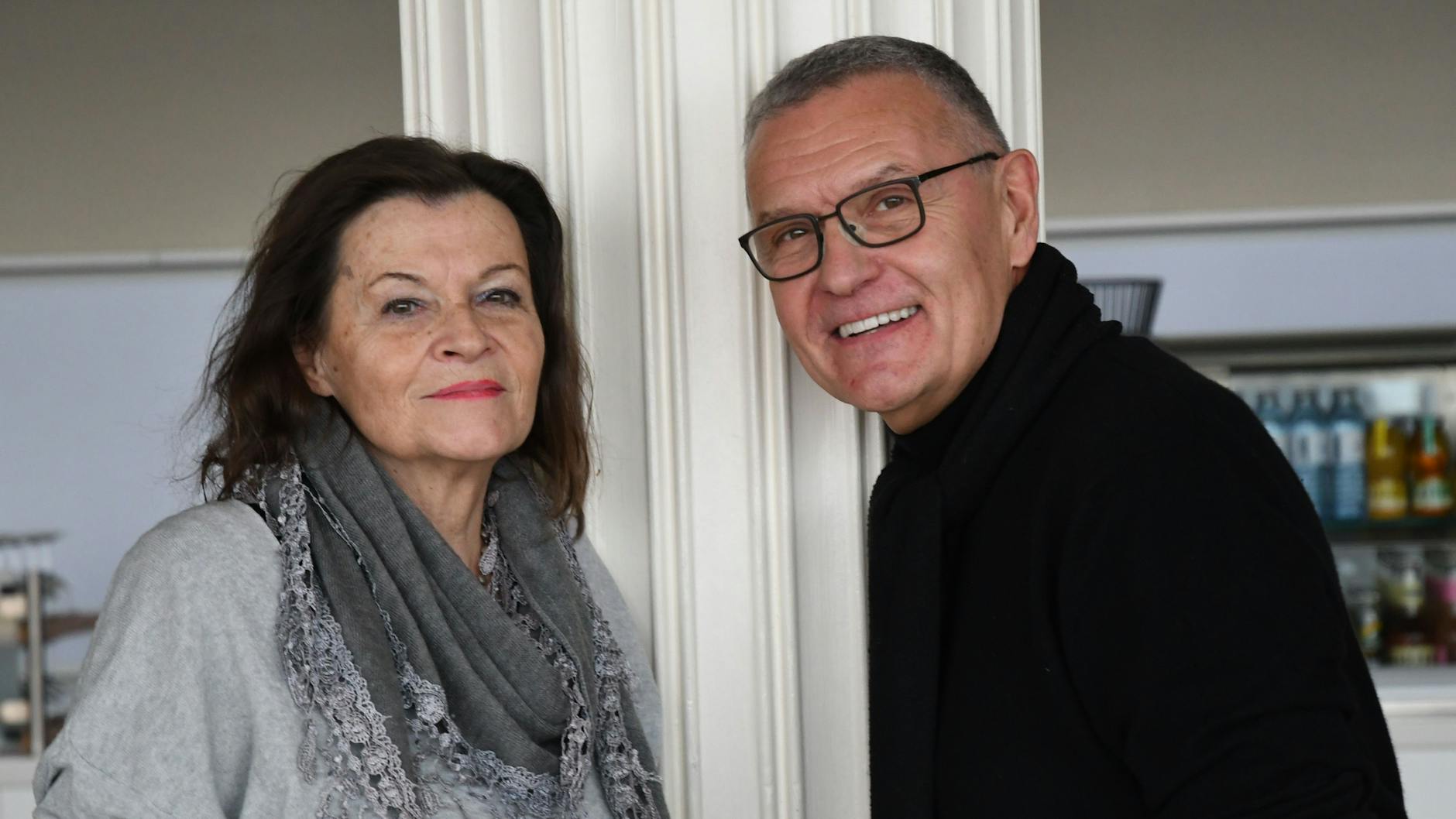 Angelika Rohrwasser (72) singt das Solo in "Halt mich". Frank Zemke (70) mag die Beatles und Jazz und gute Schlager. Macht seit der Kindheit Musik