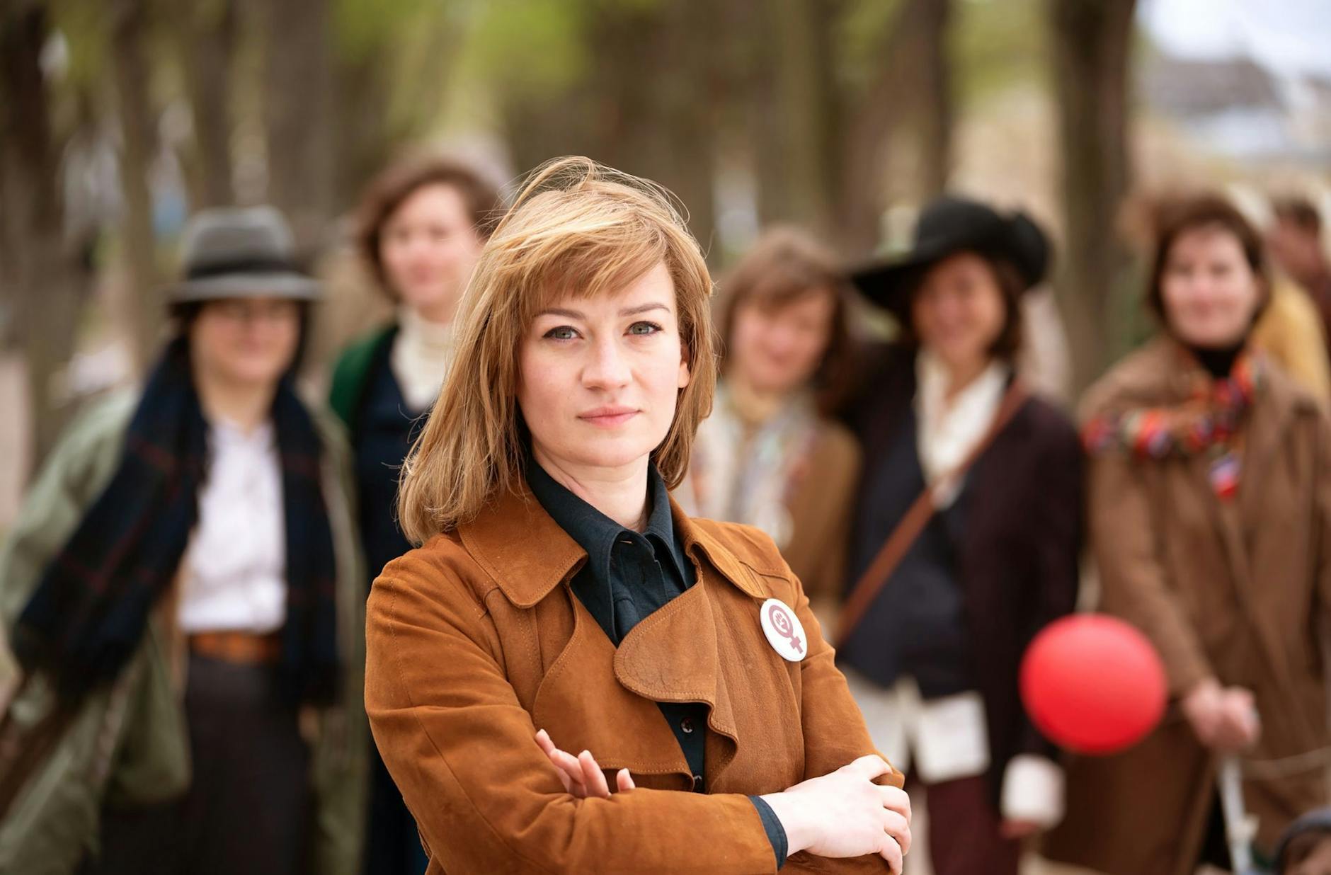 HANDOUT - Nina Gummich als Alice Schwarzer in einer Szene aus «Alice». dpa
