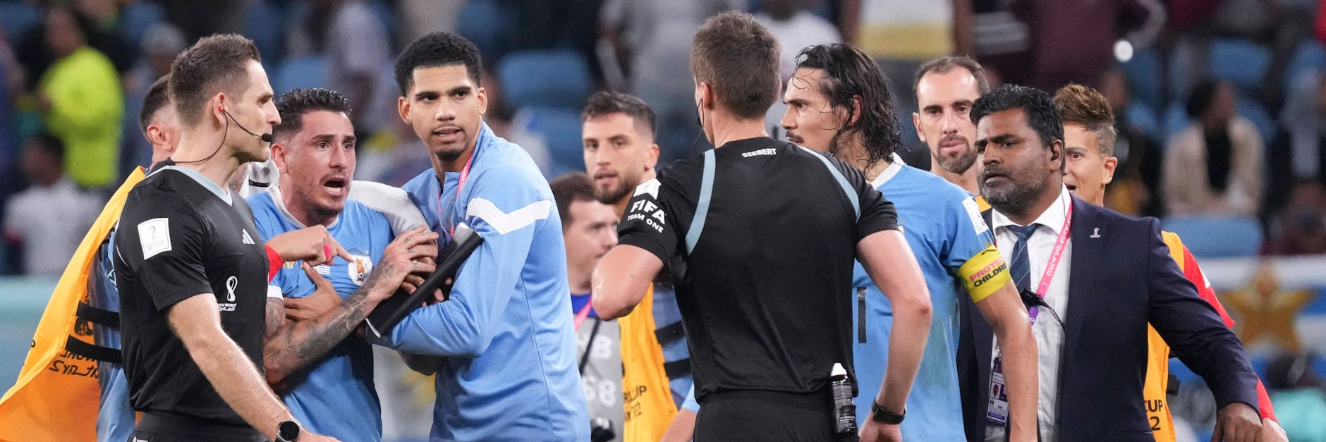Uruguays Spieler attackieren den Berliner Schiedsrichter Daniel Siebert nach dem Spiel gegen Ghana. Die Tumulte scheinen nun Konsequenzen zu haben&nbsp;–&nbsp;für Siebert.