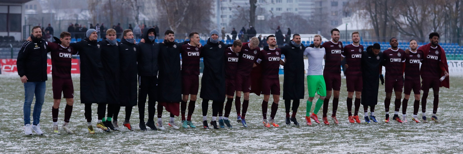 Das Team des BFC Dynamo bedankt sich nach dem Schlusspfiff eines Spiels für die Unterstützung des Publikums.