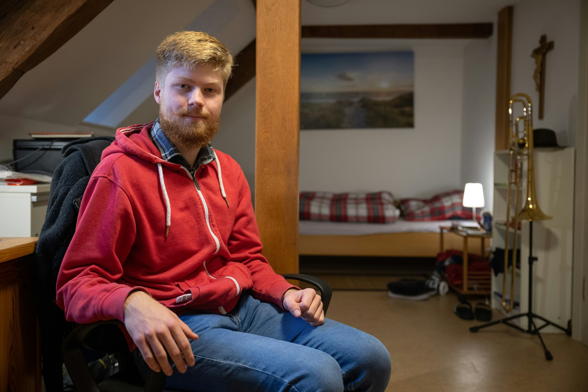 Peter Roberg sitzt im Franziskanerkloster Frauenberg in seinem Zimmer. Der 18-Jährige absolviert im Kloster ein „Freiwilliges Ordensjahr“.