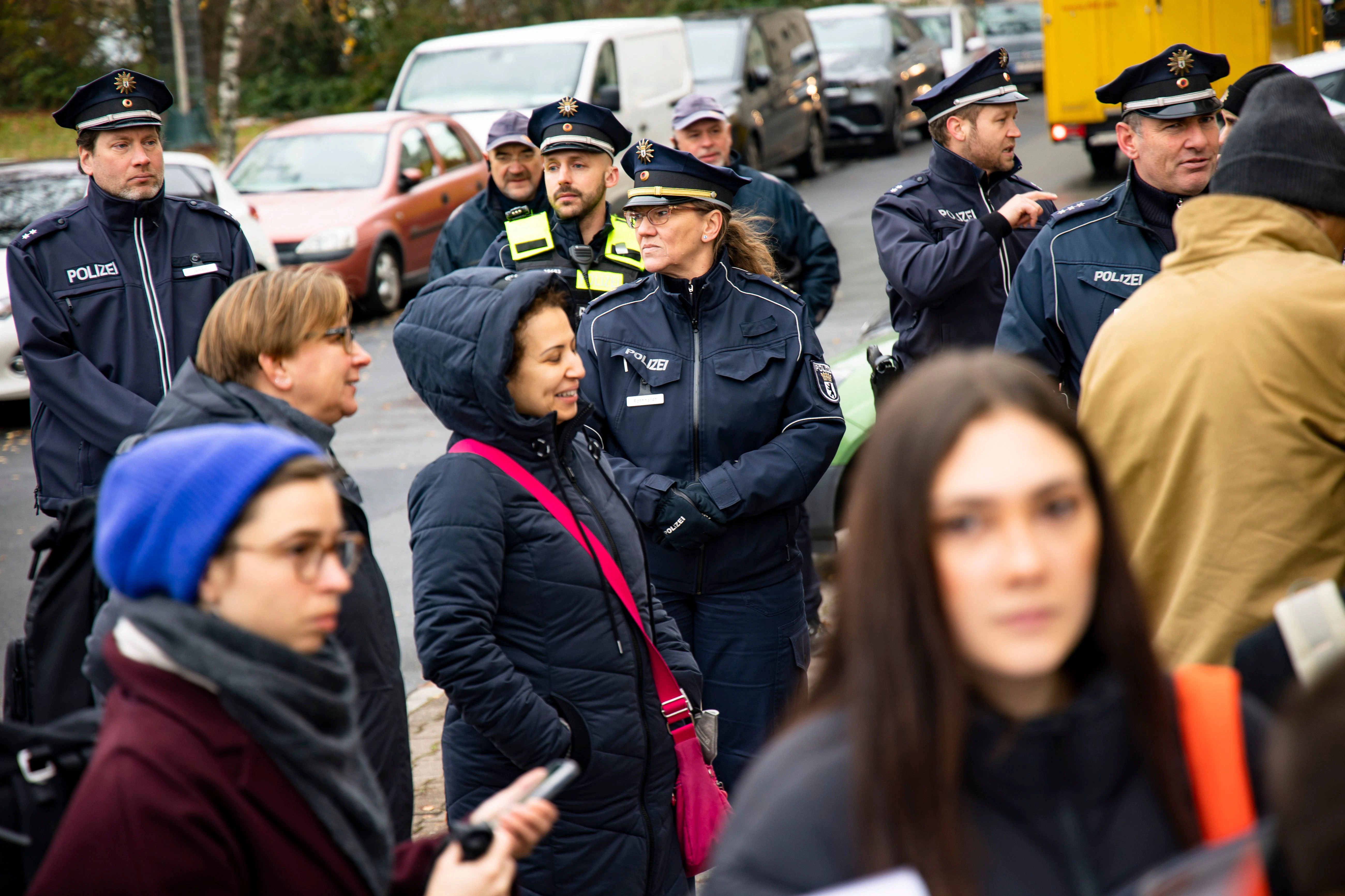 Die Polizei war vor Ort und wurde auch gebraucht: Am Rande der Veranstaltung kam es zu verbalen Auseinandersetzungen.