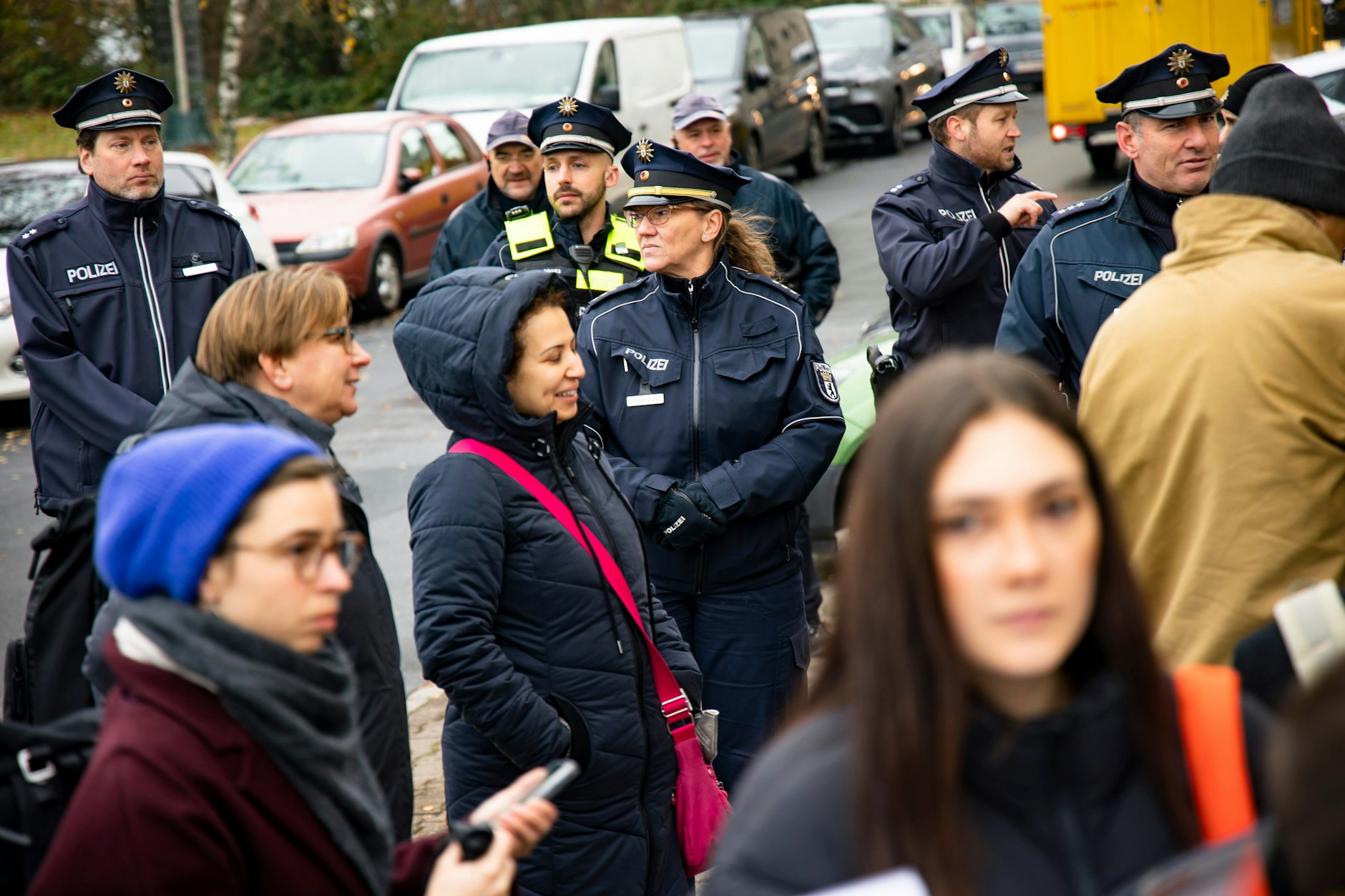 Die Polizei war vor Ort und wurde auch gebraucht: Am Rande der Veranstaltung kam es zu verbalen Auseinandersetzungen.