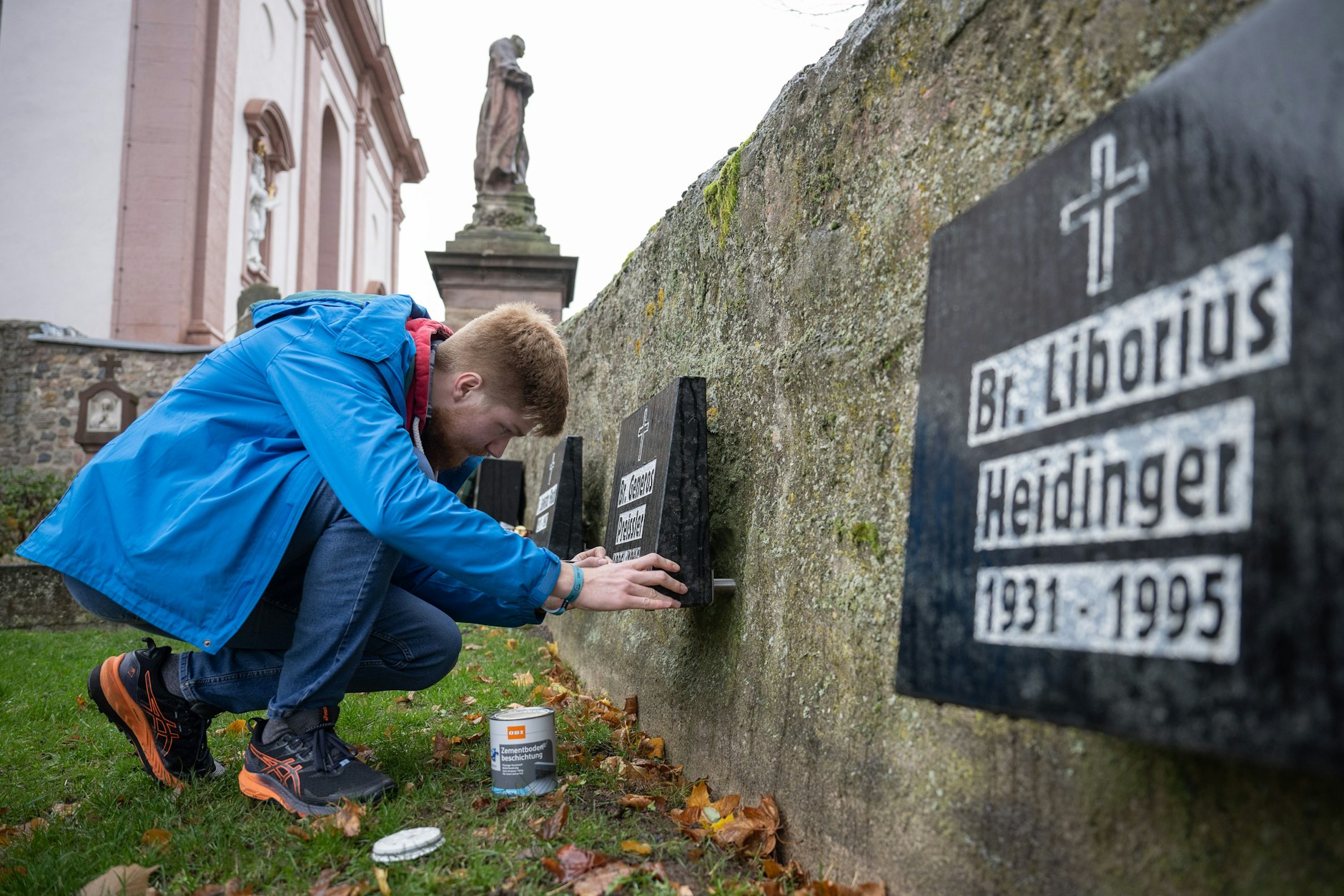 Roberg restauriert im Franziskanerkloster Frauenberg einen Grabstein.