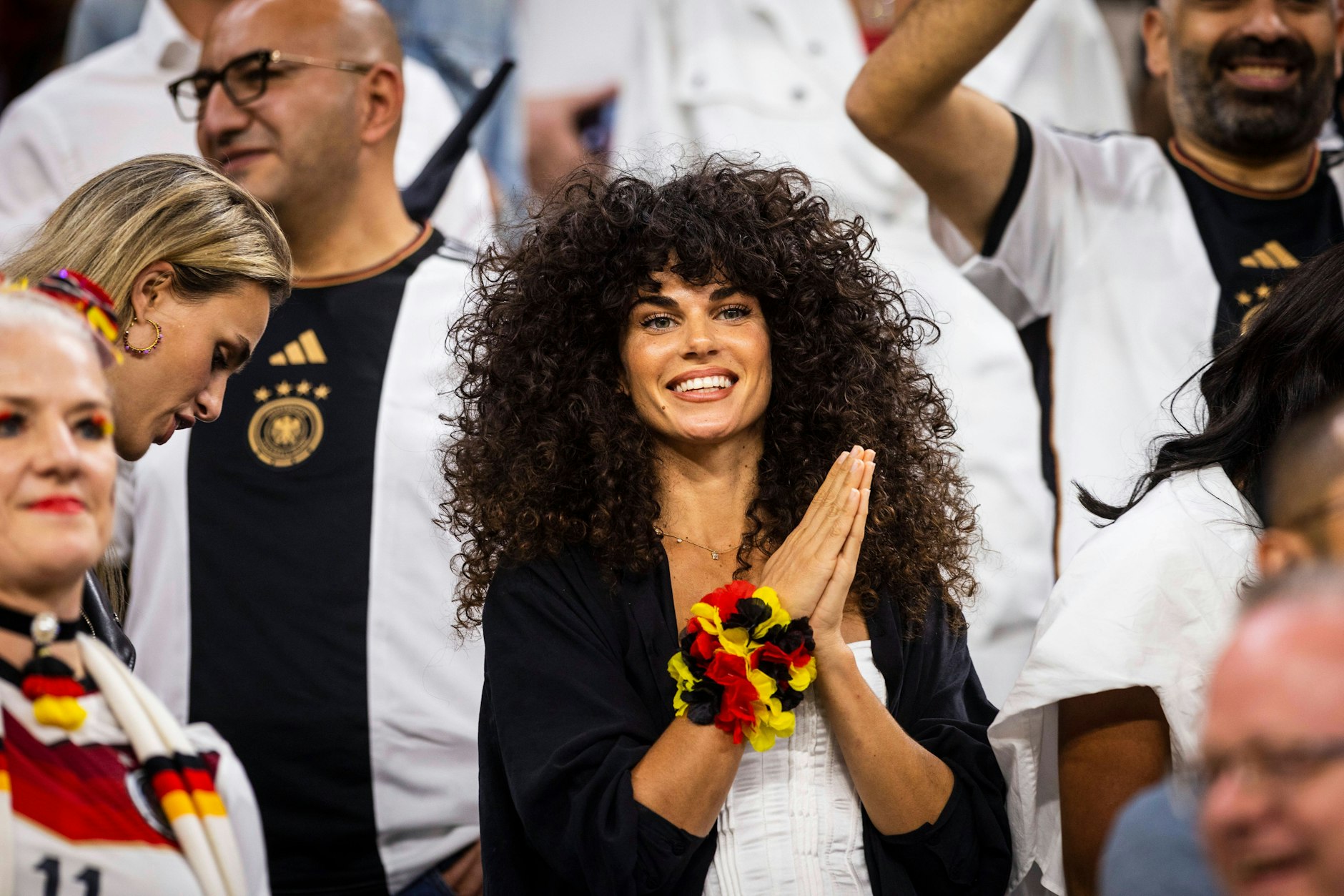 Sie gähnt definitiv nicht: Ariadna Hafez, Freundin von Thilo Kehrer, auf der WM-Tribüne in Katar.
