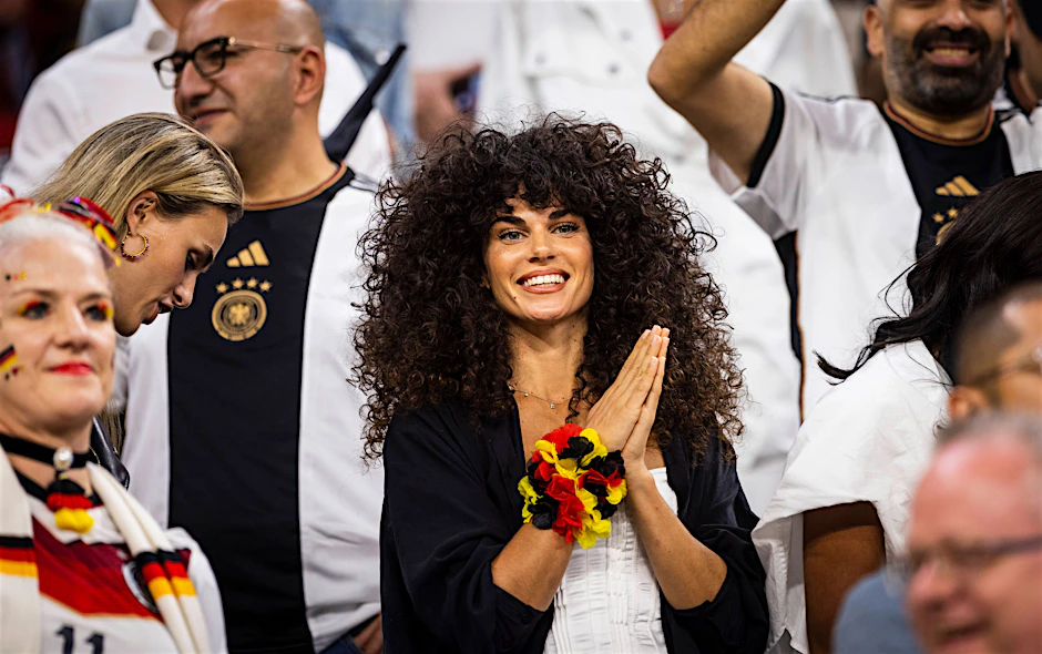 Sie gähnt definitiv nicht: Ariadna Hafez, Freundin von Thilo Kehrer, auf der WM-Tribüne in Katar.