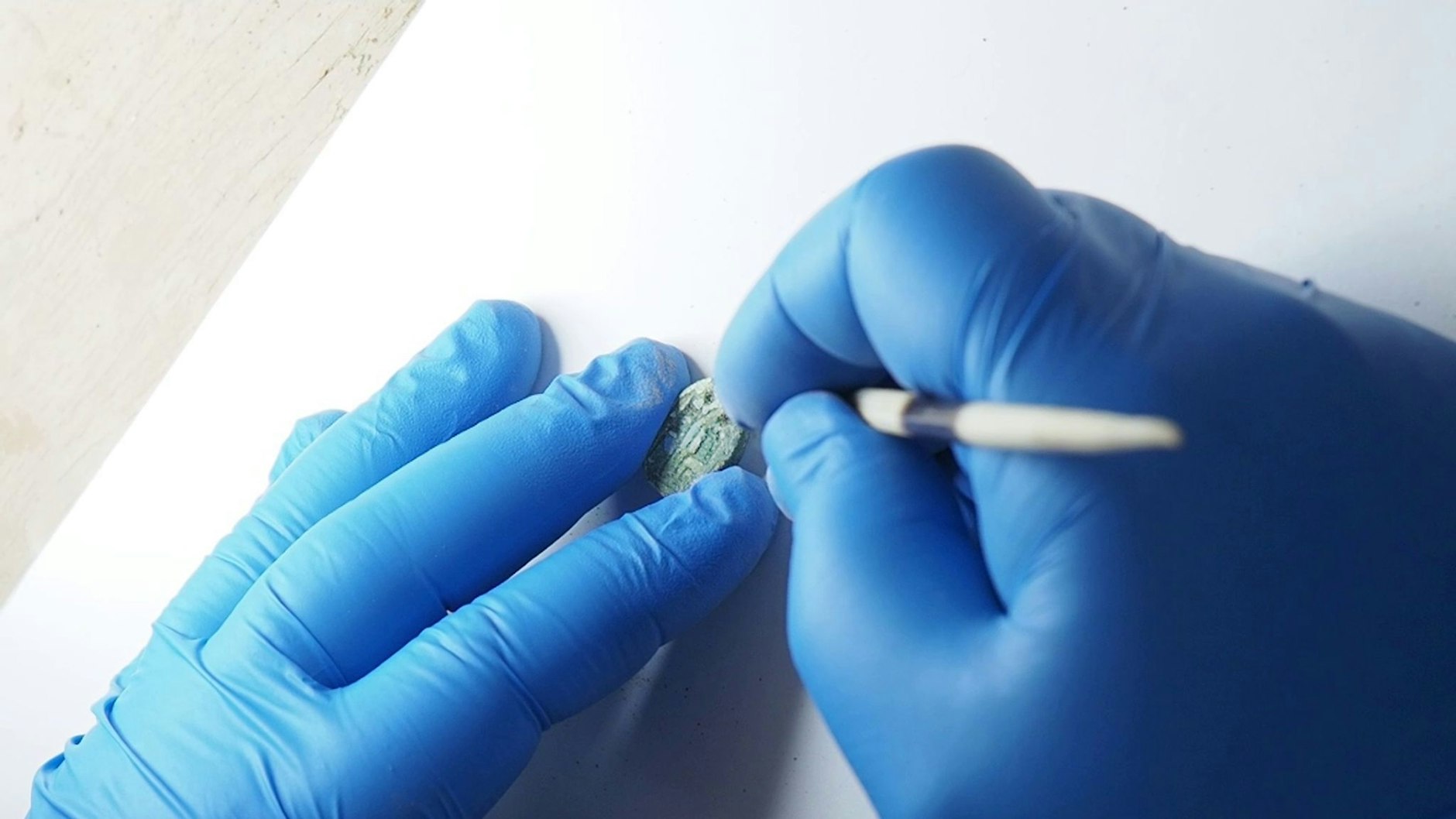 HANDOUT - Ein mehr als 3000 Jahre alter Skarabäus wird von einem Archäologen der Israelischen Altertumsbehörde untersucht.  örde/dpa