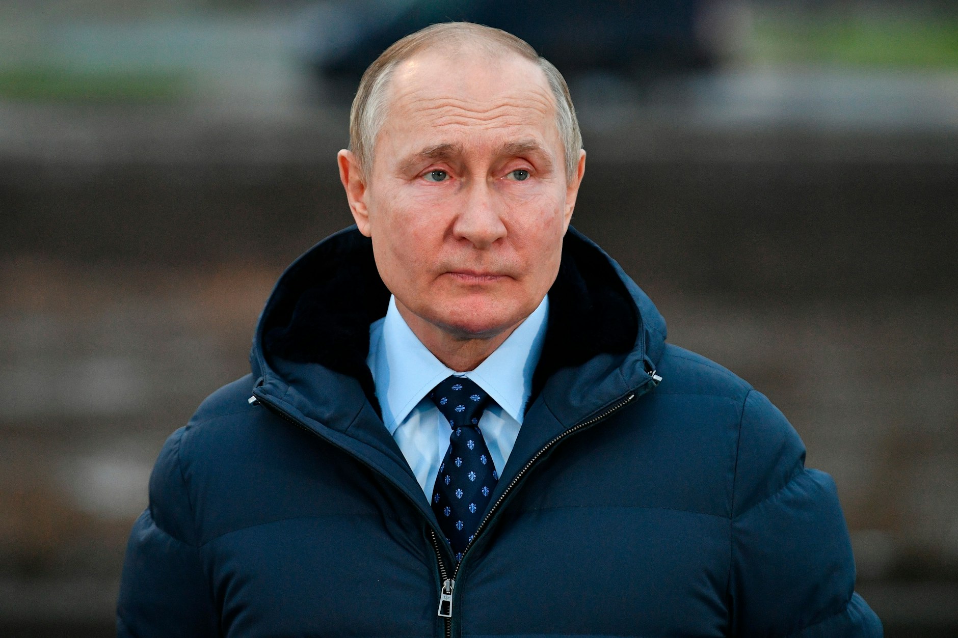 Russland, Twer: Wladimir Putin, Präsident von Russland, beim Besuch einer Baustelle an einem Verkehrsknotenpunkt an der Mündung des Flusses Schoscha.