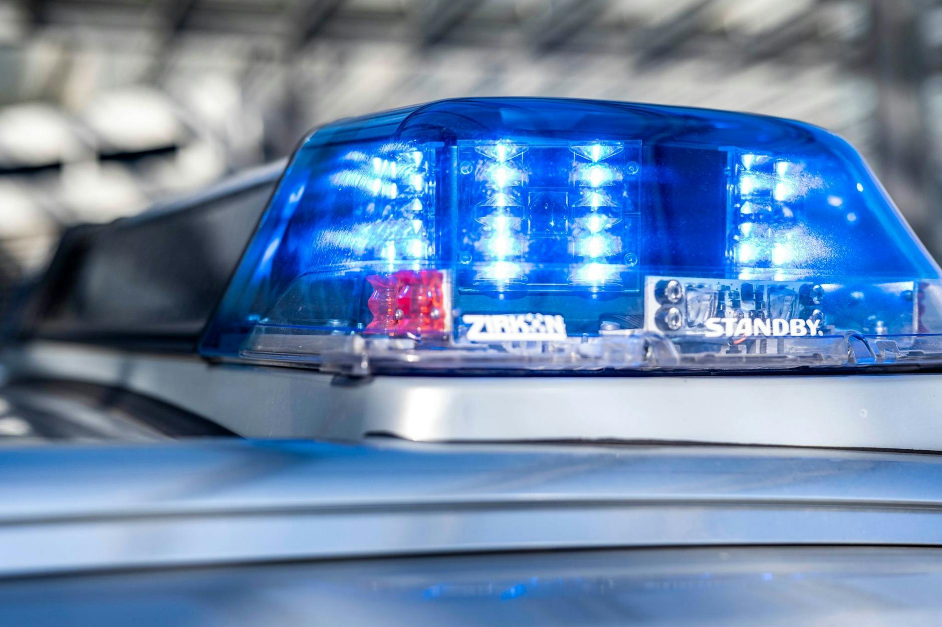 ARCHIV - Ein Blaulicht leuchtet auf dem Dach eines Polizeiwagens.