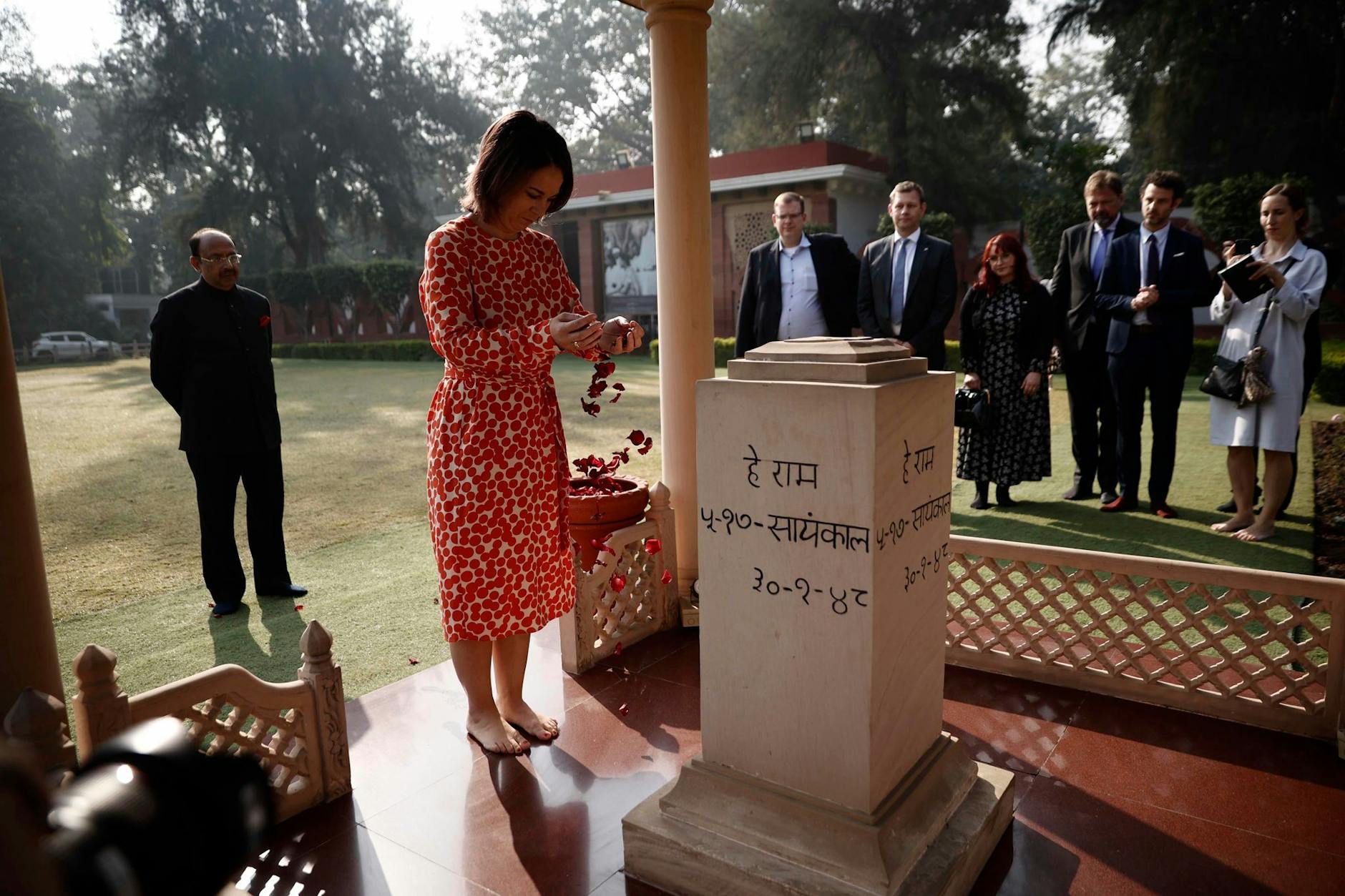 Annalena Baerbock verstreut in Neu Delhi Rosenblätter an einem Denkmal: Hier wurde Mahatma Gandhi, Kopf der indischen Unabhängigkeitsbewegung, 1948 von einem Hindu-Extremisten ermordet.