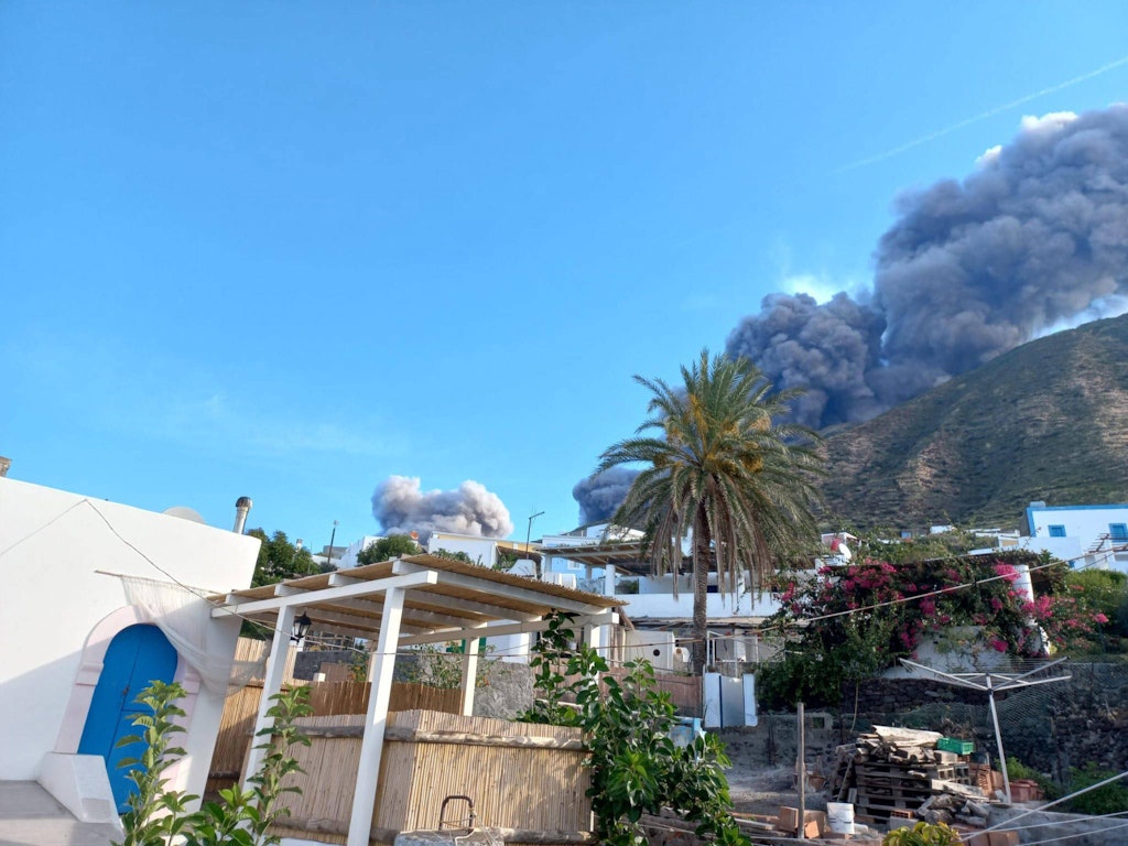 Italia: Eruzione vulcanica a Stromboli – Lava in mare (Video)