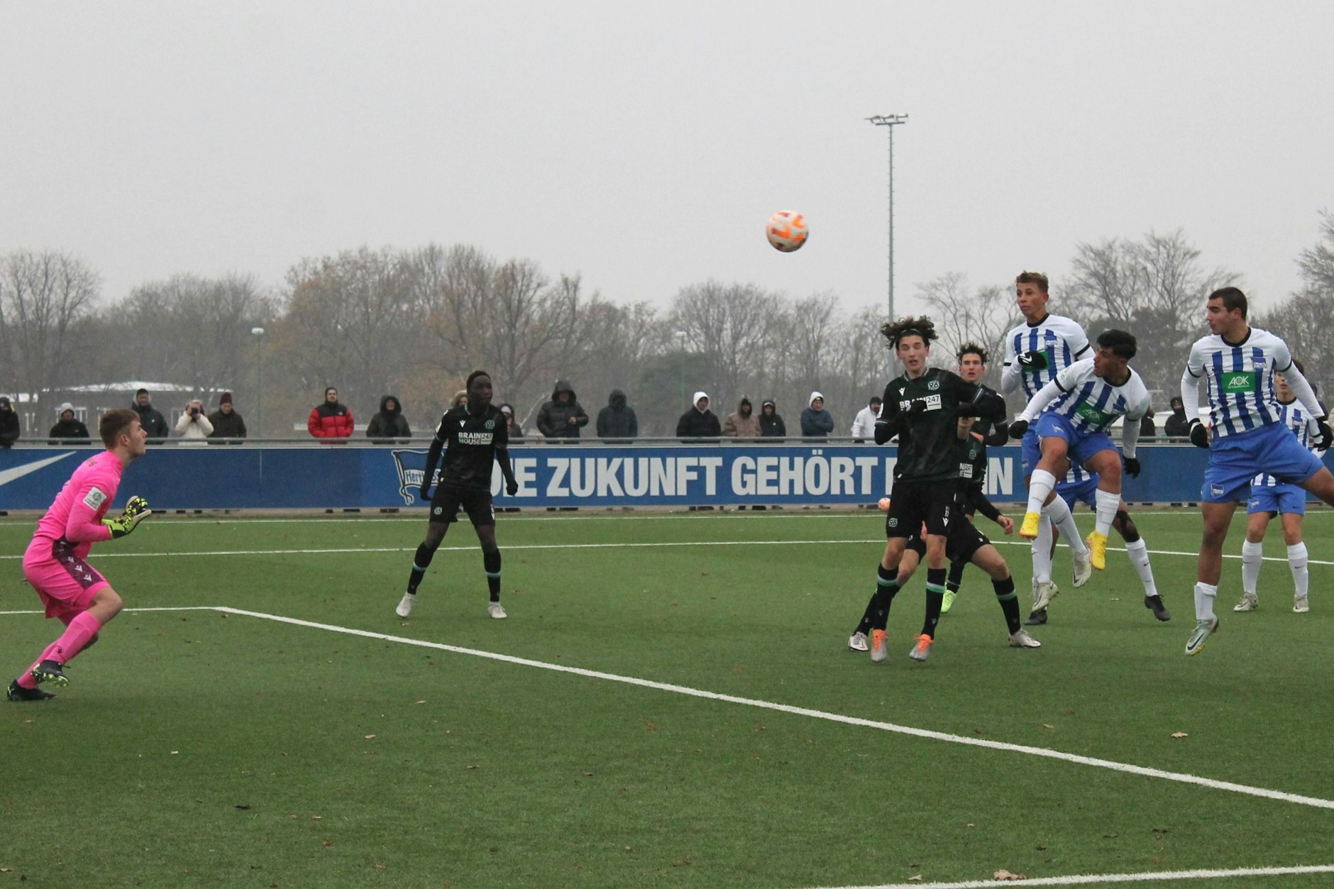 Eser Bekdemir (3. v. r.) setzt seinen Kopfball klasse an ...