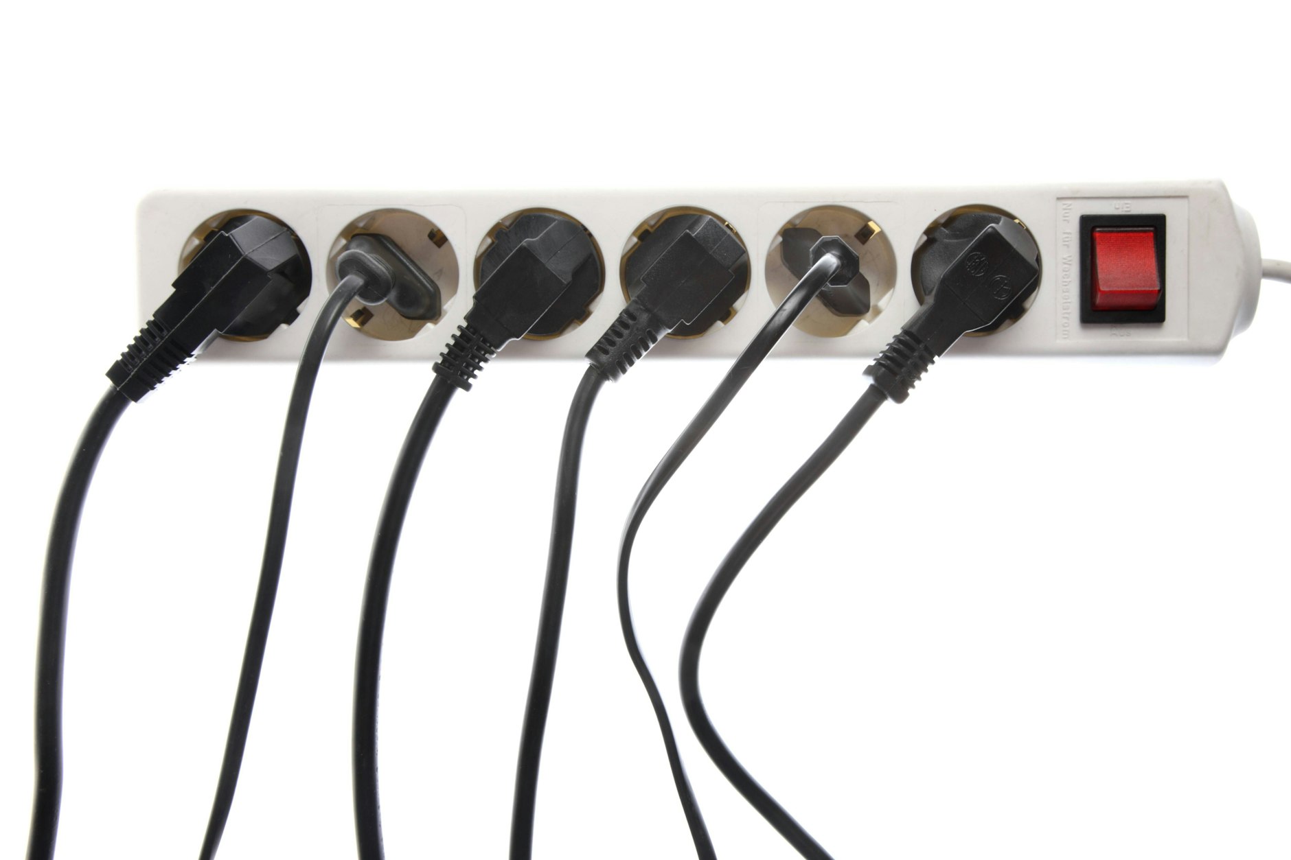 Zu viele Geräte an eine Mehrfachsteckdose angeschlossen - das kann sogar gefährlich werden.