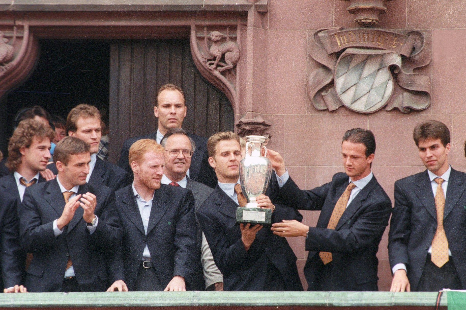 Erfolgreiche Zeiten: Fredi Bobic (2. v. r.) bekommt von Oliver Bierhoff den EM-Pokal überreicht. Die beiden Stürmer wurden 1996 mit Deutschland Europameister.