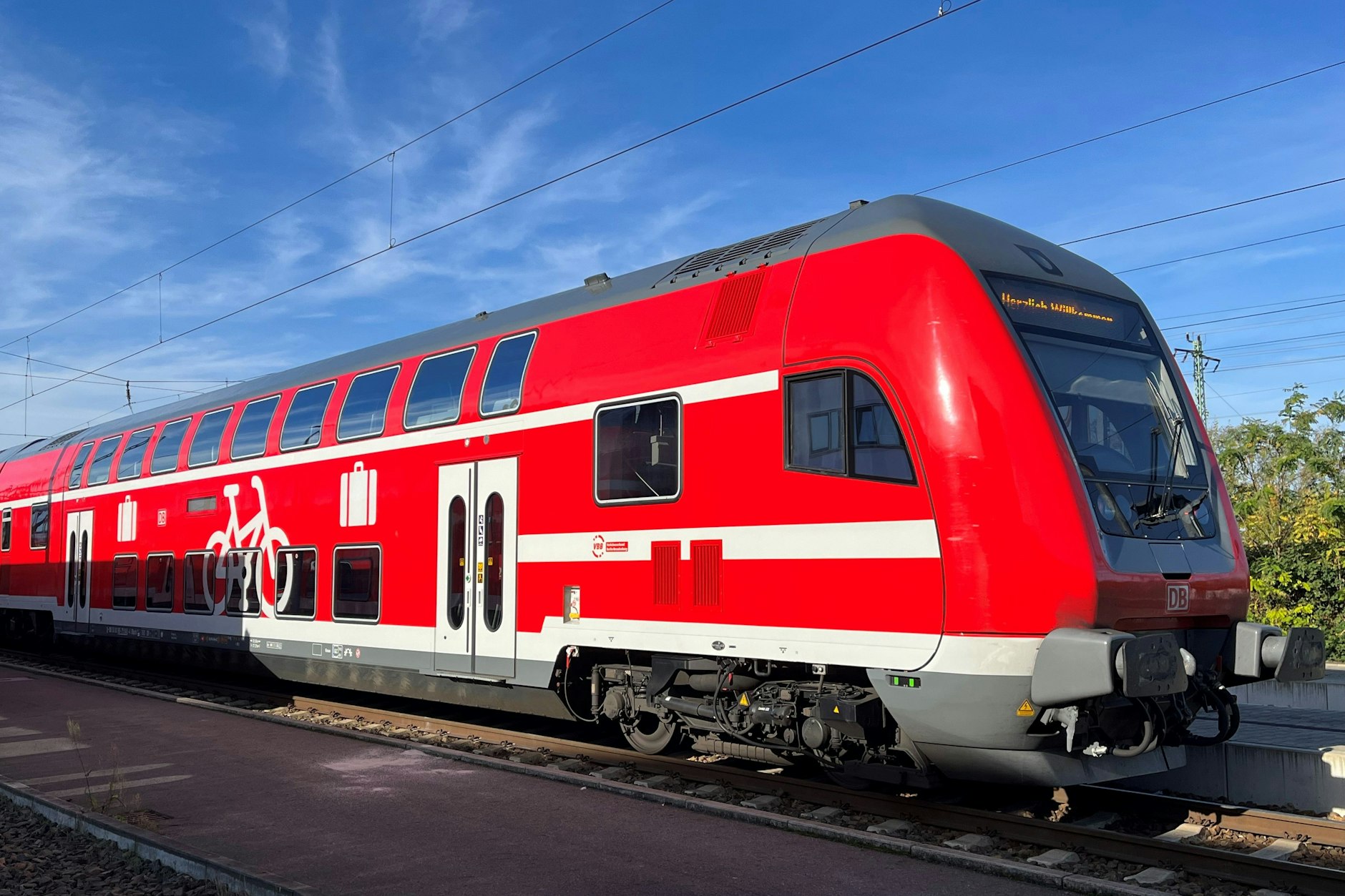 Startklar für den Fahrplanwechsel: ein modernisierter Doppelstockwagen der Deutschen Bahn