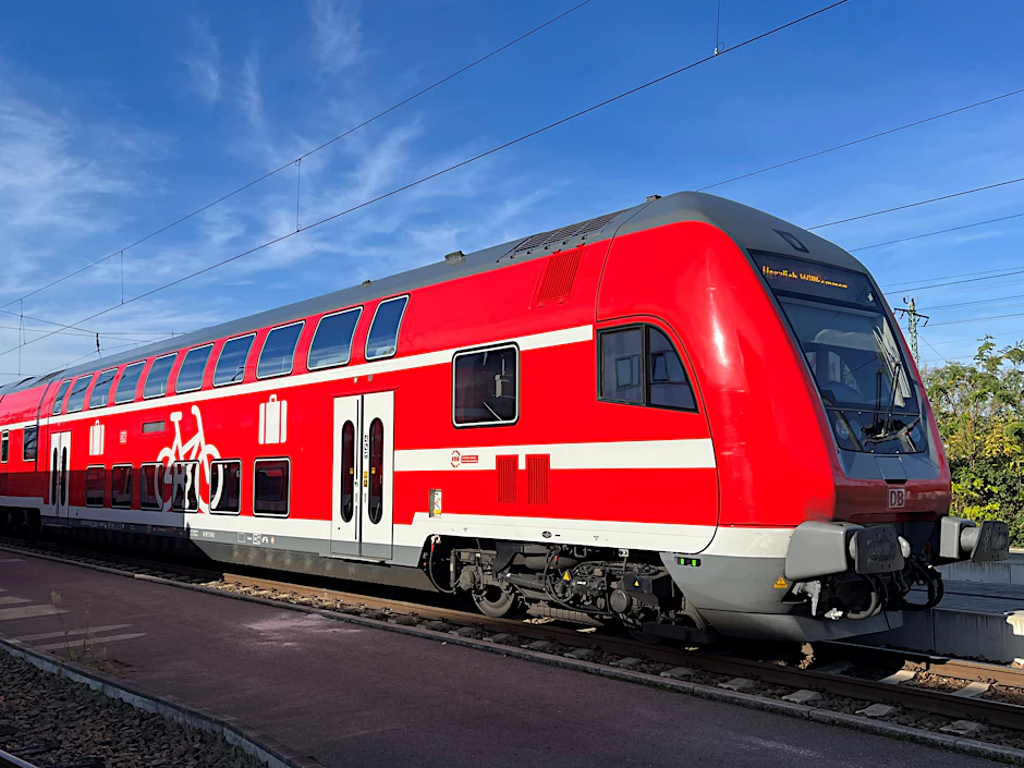 Startklar für den Fahrplanwechsel: ein modernisierter Doppelstockwagen der Deutschen Bahn
