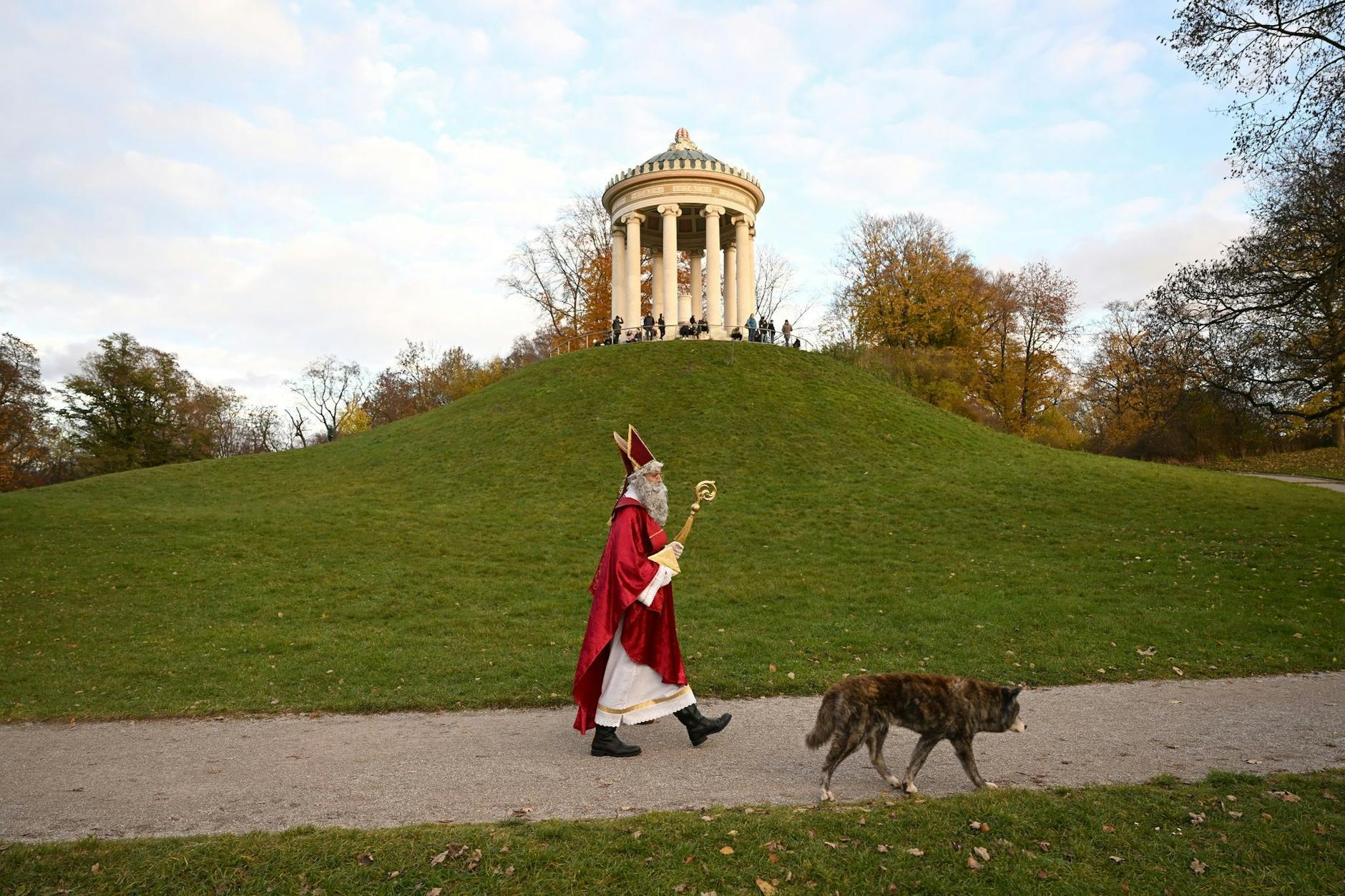 PRODUKTION - Ein Nikolaus spaziert durch den Englischen Garten.