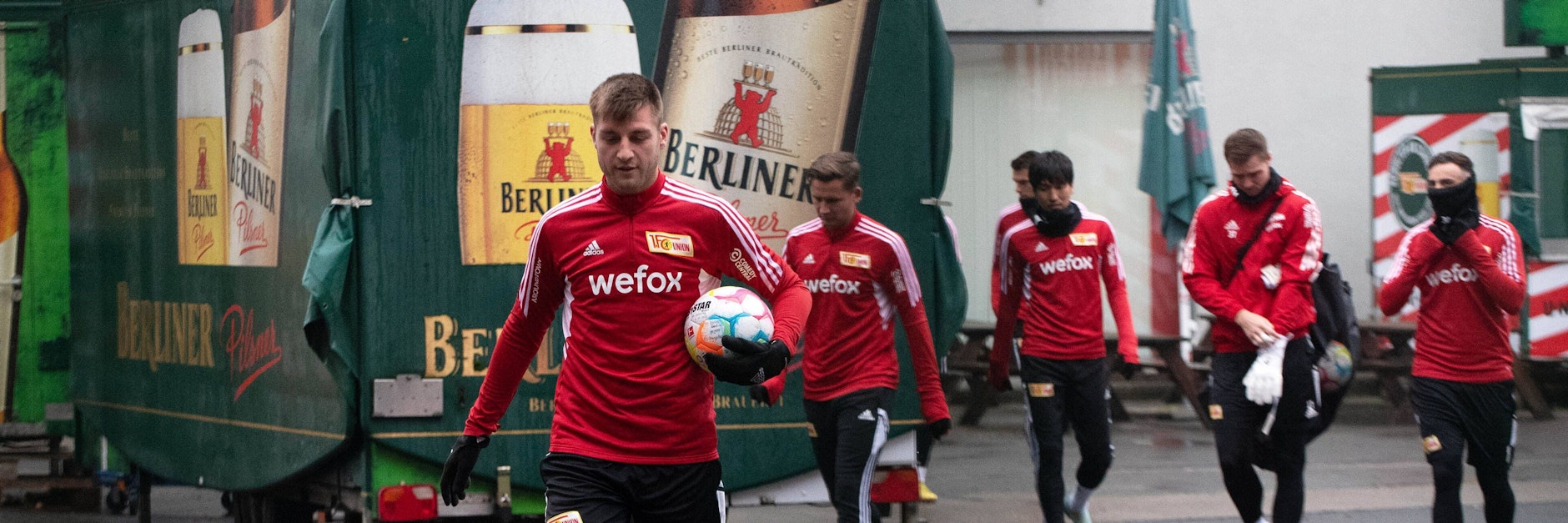The boys are back in town: Die Profis des 1. FC Union auf dem Weg zur ersten Übungseinheit nach ihrer WM-Pause.