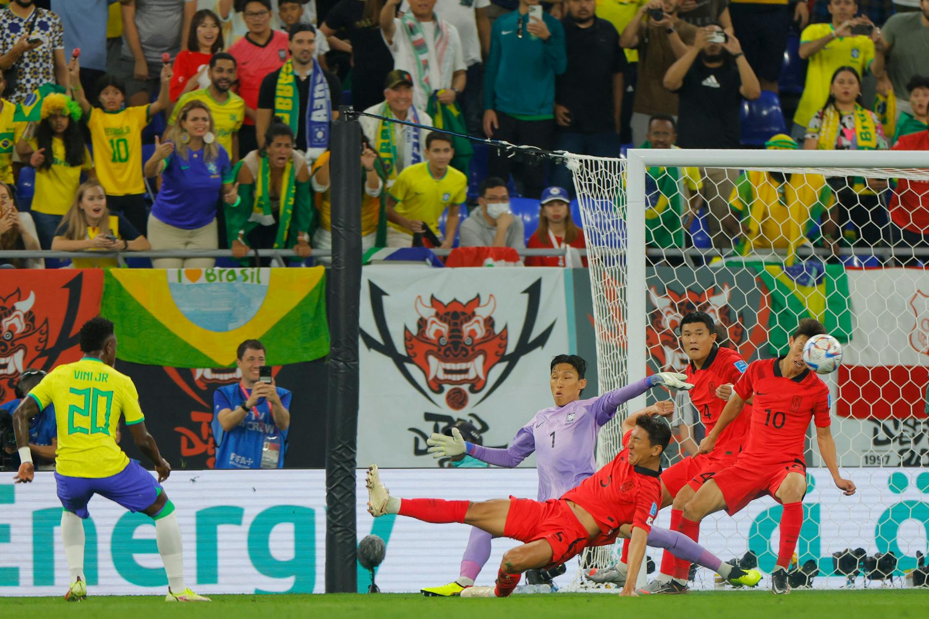 Vinicius Junior (l.) trifft in dieser Szene mit viel Übersicht zum 1:0 für Brasilien.
