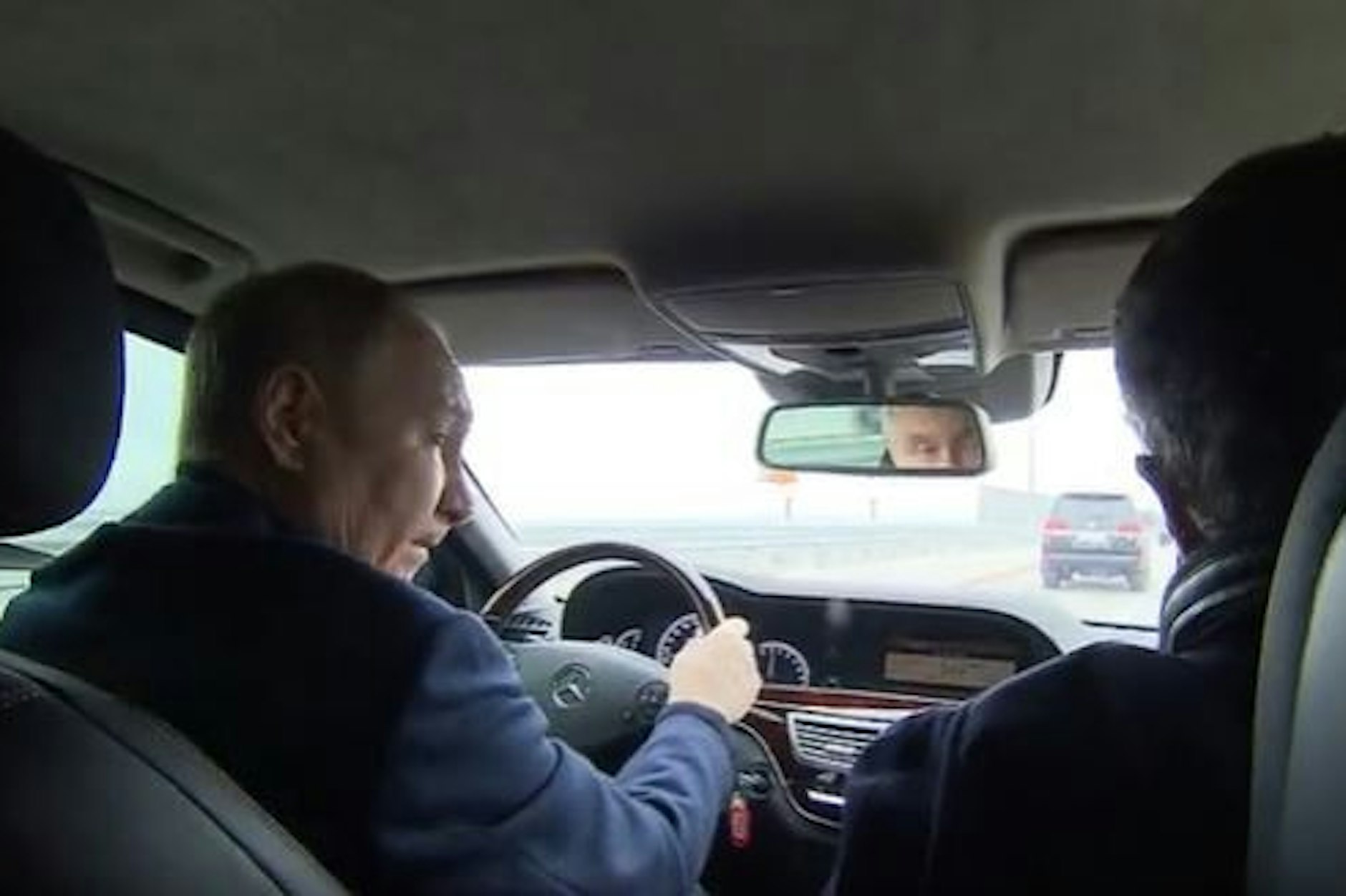 Wladimir Putin steuert einen Mercedes über die Krim-Brücke.