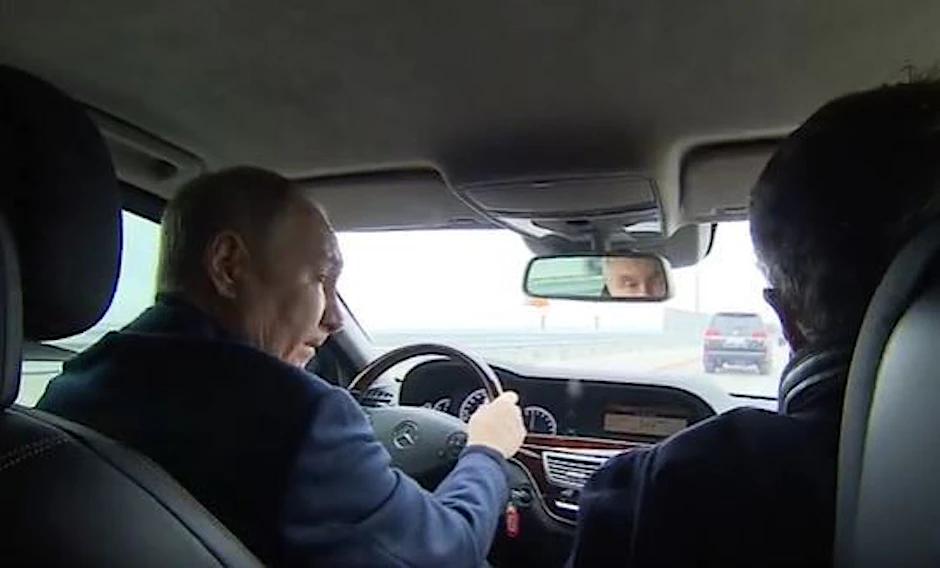 Wladimir Putin steuert einen Mercedes über die Krim-Brücke.