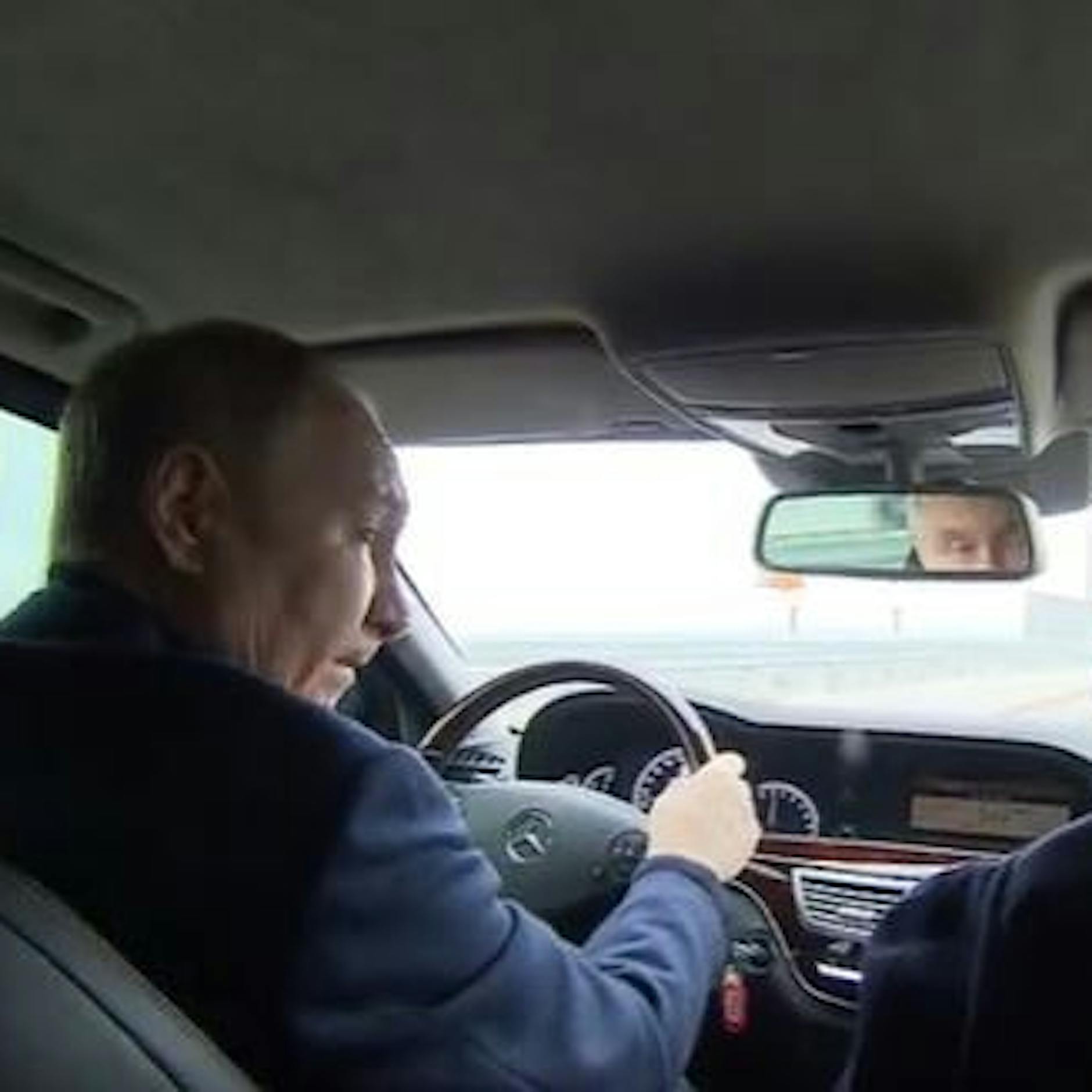 PR-Termin: Putin fährt mit Mercedes über reparierte Krim-Brücke