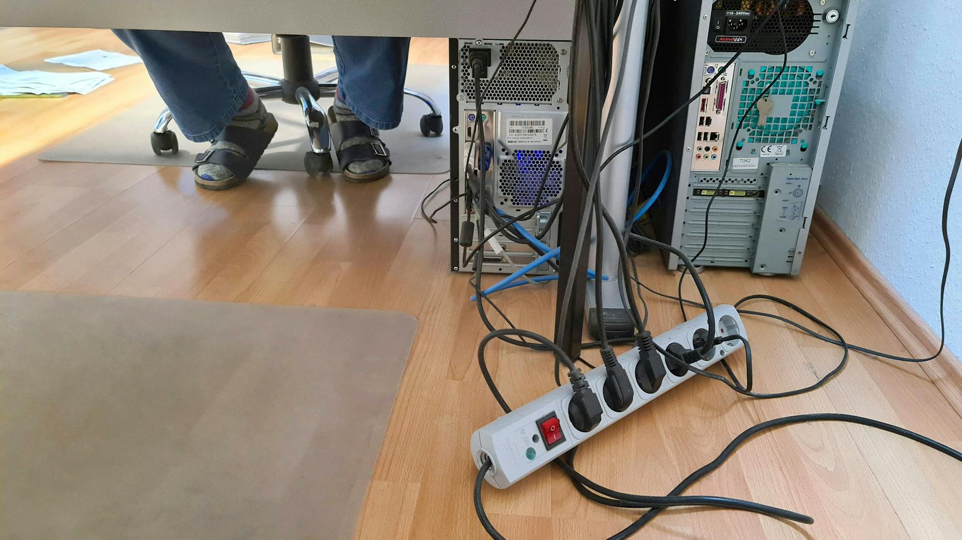 Mehrfachsteckdosen sind normal in vielen Büros und Arbeitszimmern.