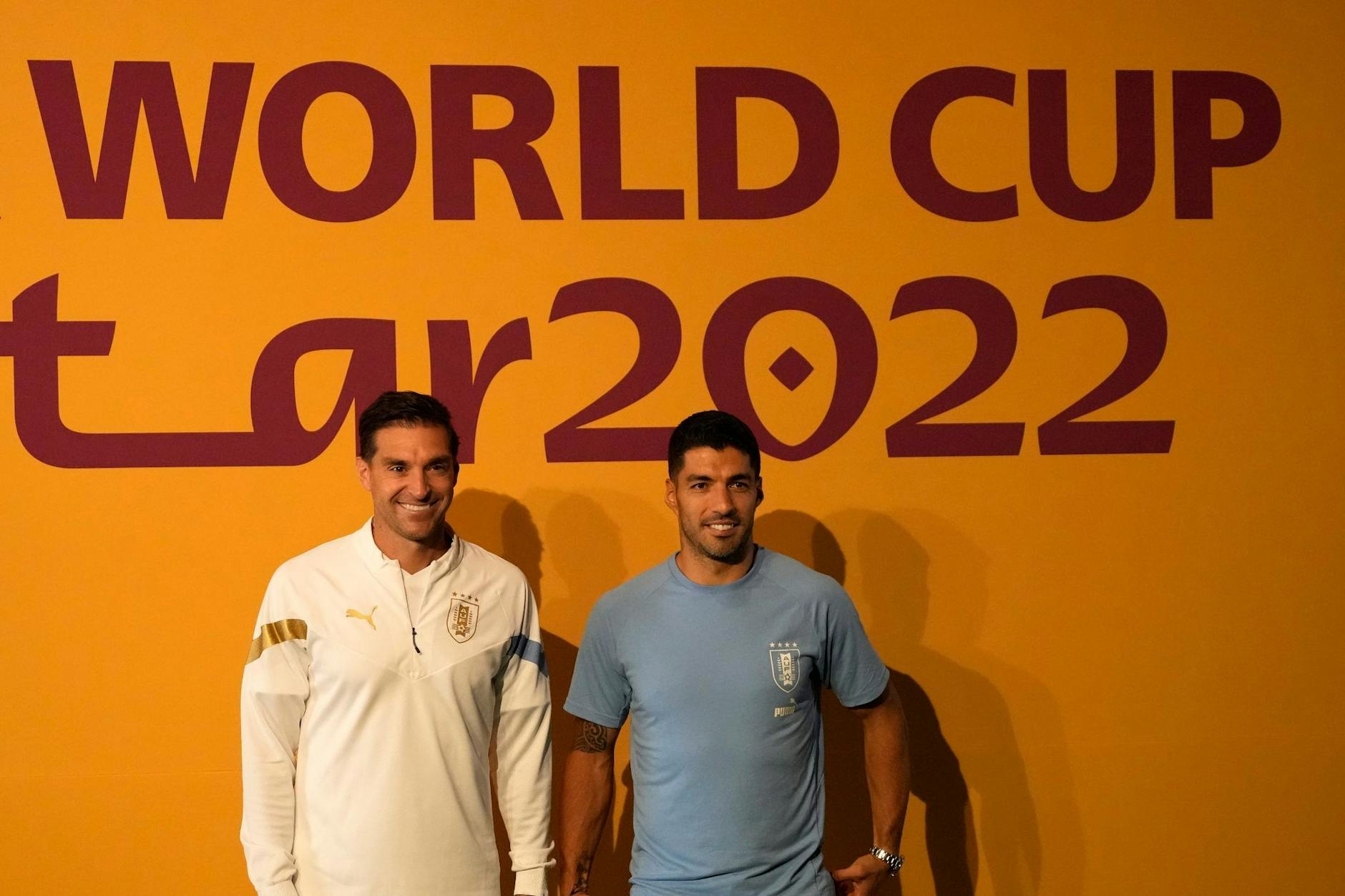 Uruguays Cheftrainer Diego Alonso (l) und Luis Suárez kommen zur Pressekonferenz.
