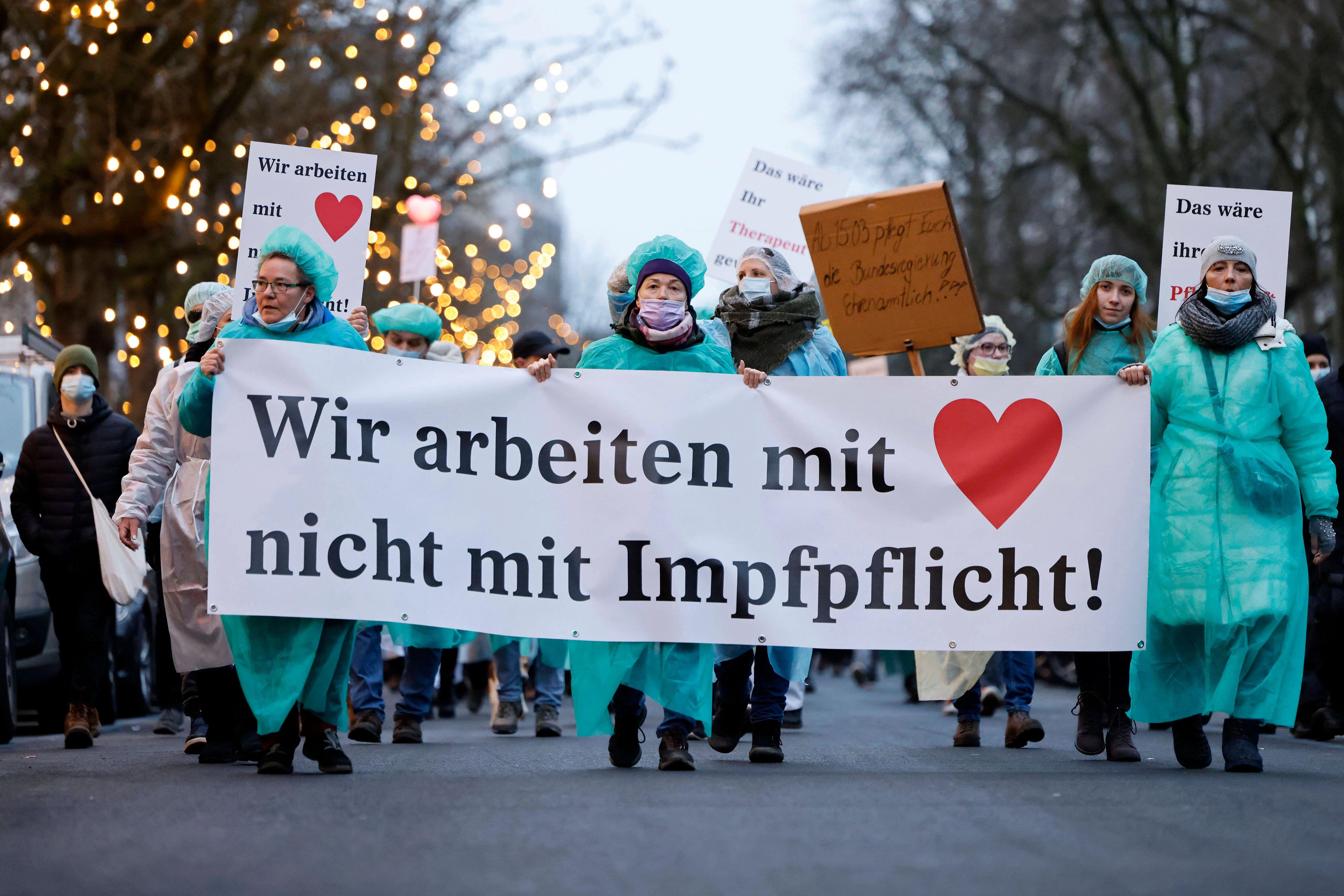 Manche ungeimpften Pflegekräfte haben ihre Jobs verloren, andere wurden weiter eingesetzt, mussten aber Bußgelder zahlen.