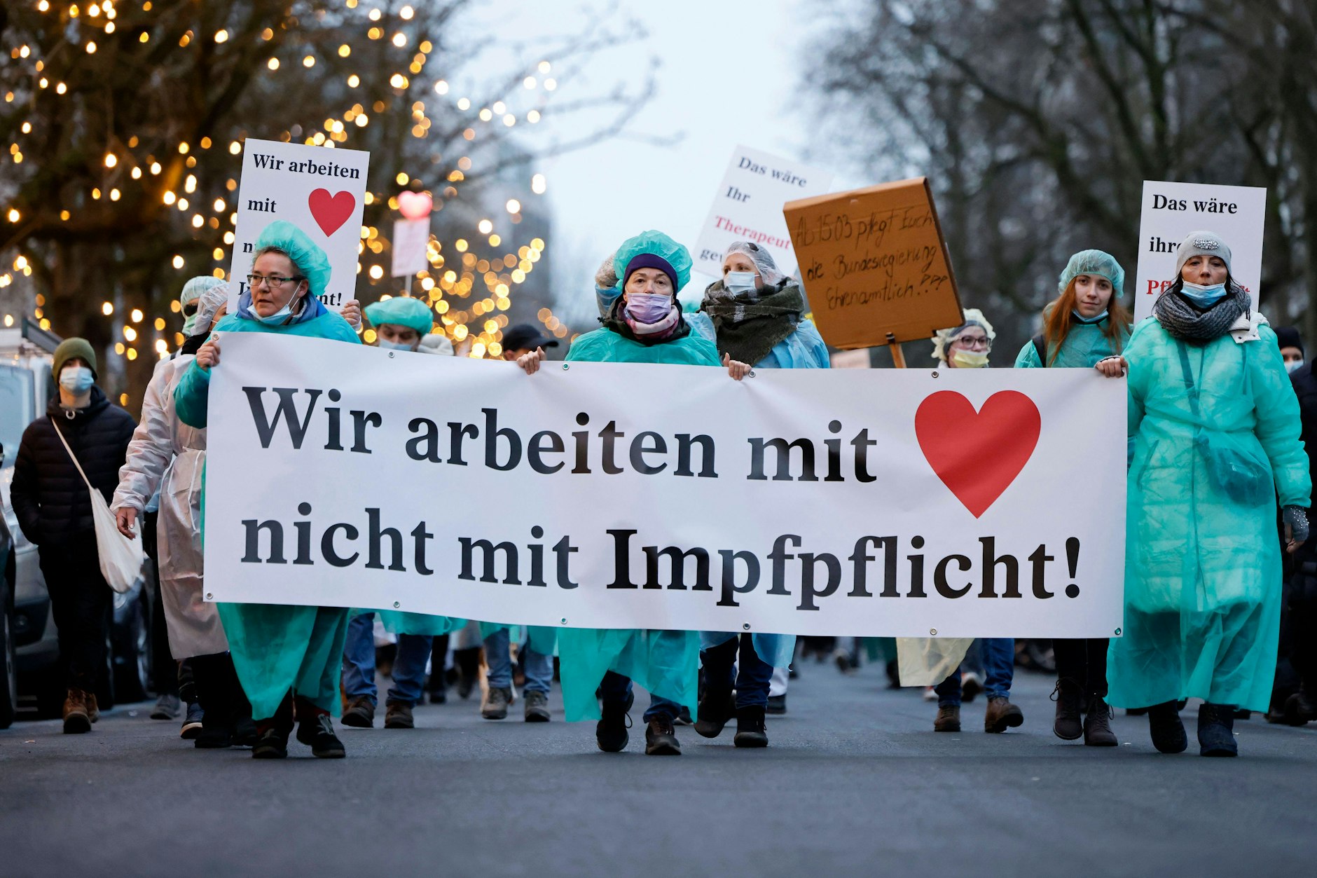 Manche ungeimpften Pflegekräfte haben ihre Jobs verloren, andere wurden weiter eingesetzt, mussten aber Bußgelder zahlen.