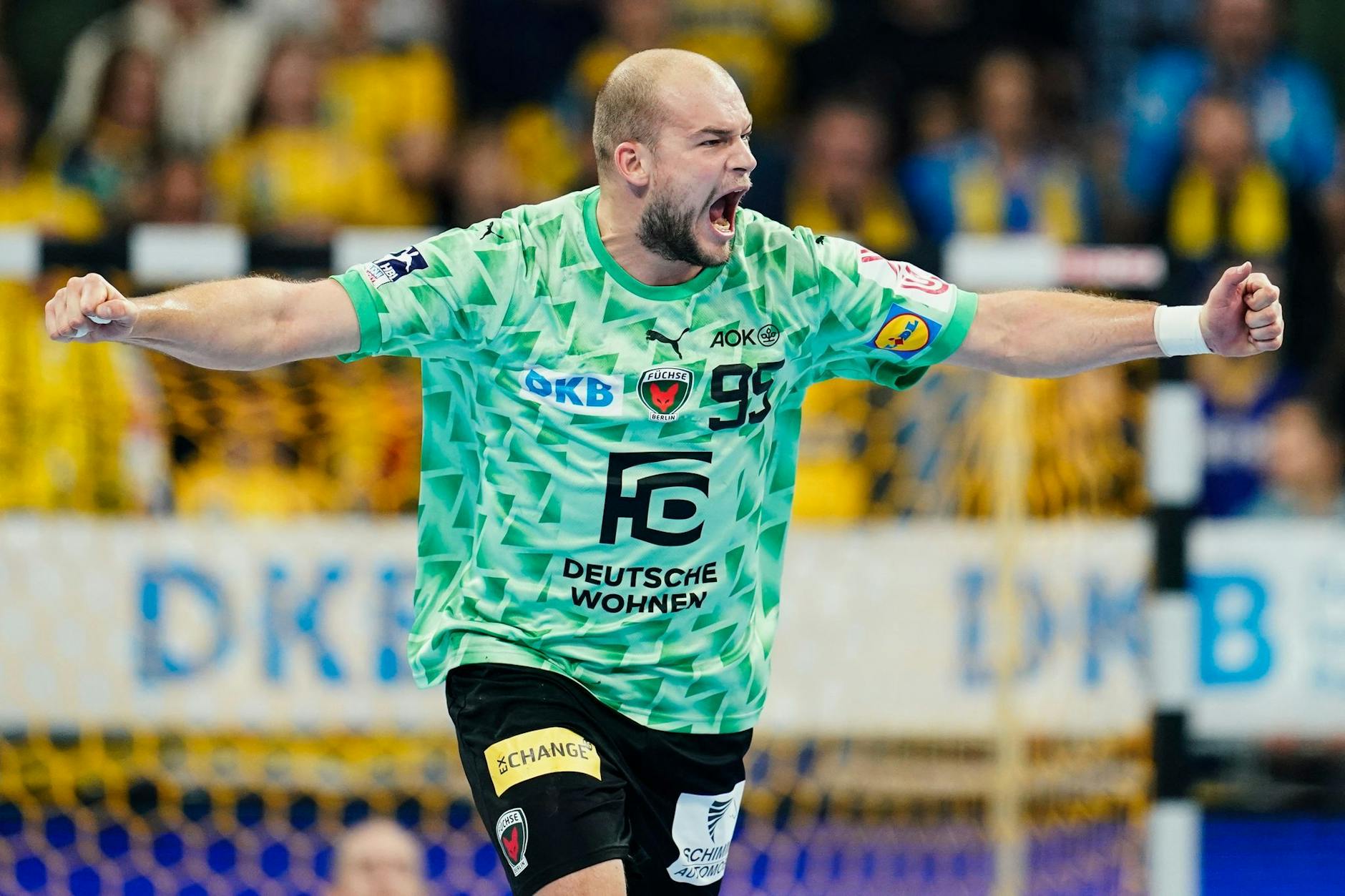 ARCHIV - Berlins Paul Drux jubelt über ein Tor.