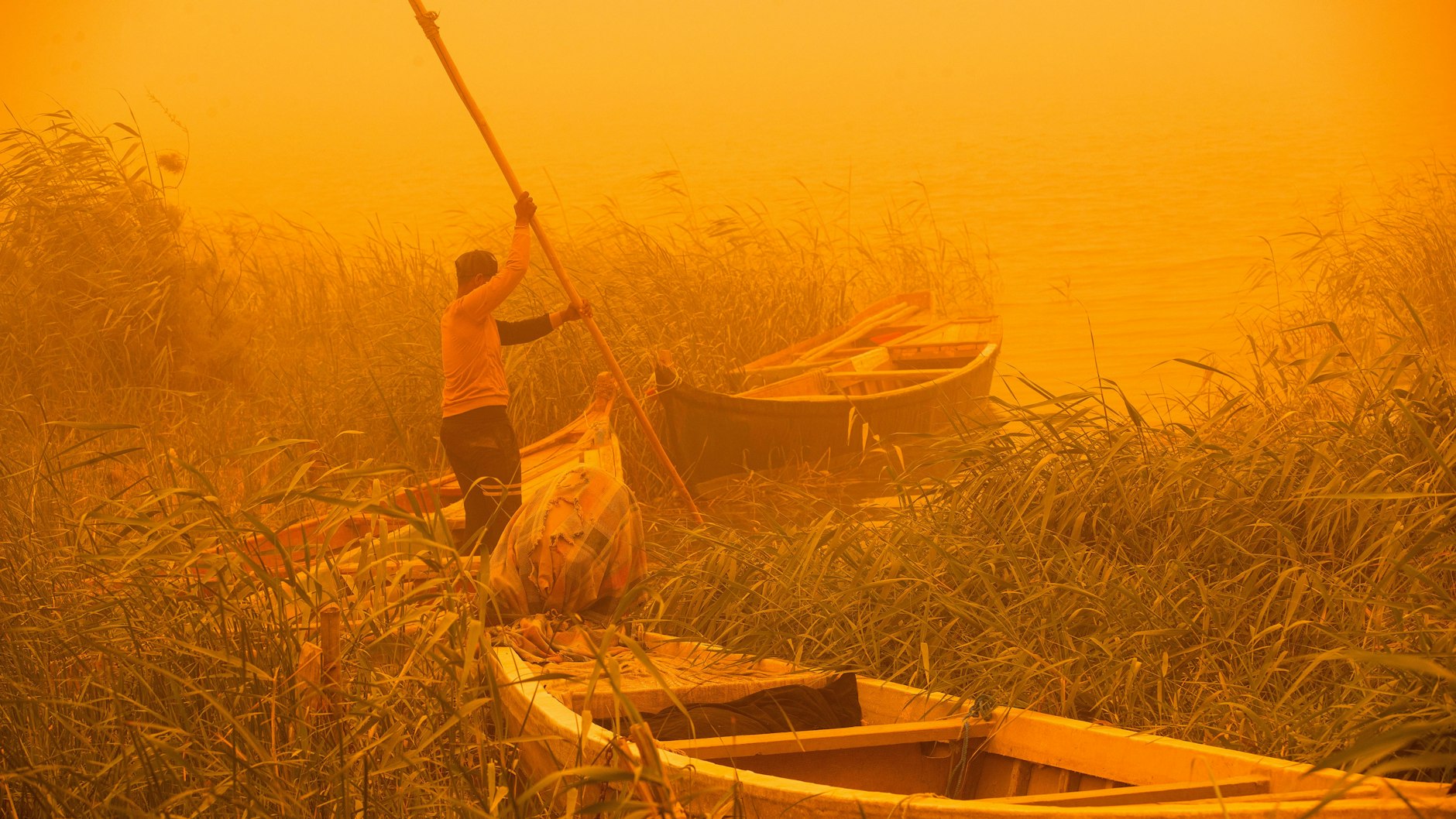Ein Sandsturm fegt über den Schatt al-Arab kurz vor der Einmündung in den Persischen Golf.