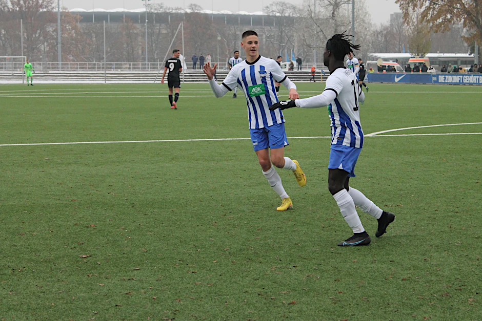 Pepe Pereira Mendes (r.) schnürte für die U19 von Hertha BSC einen Doppelpack, Bence Dardai traf zum 3:0.