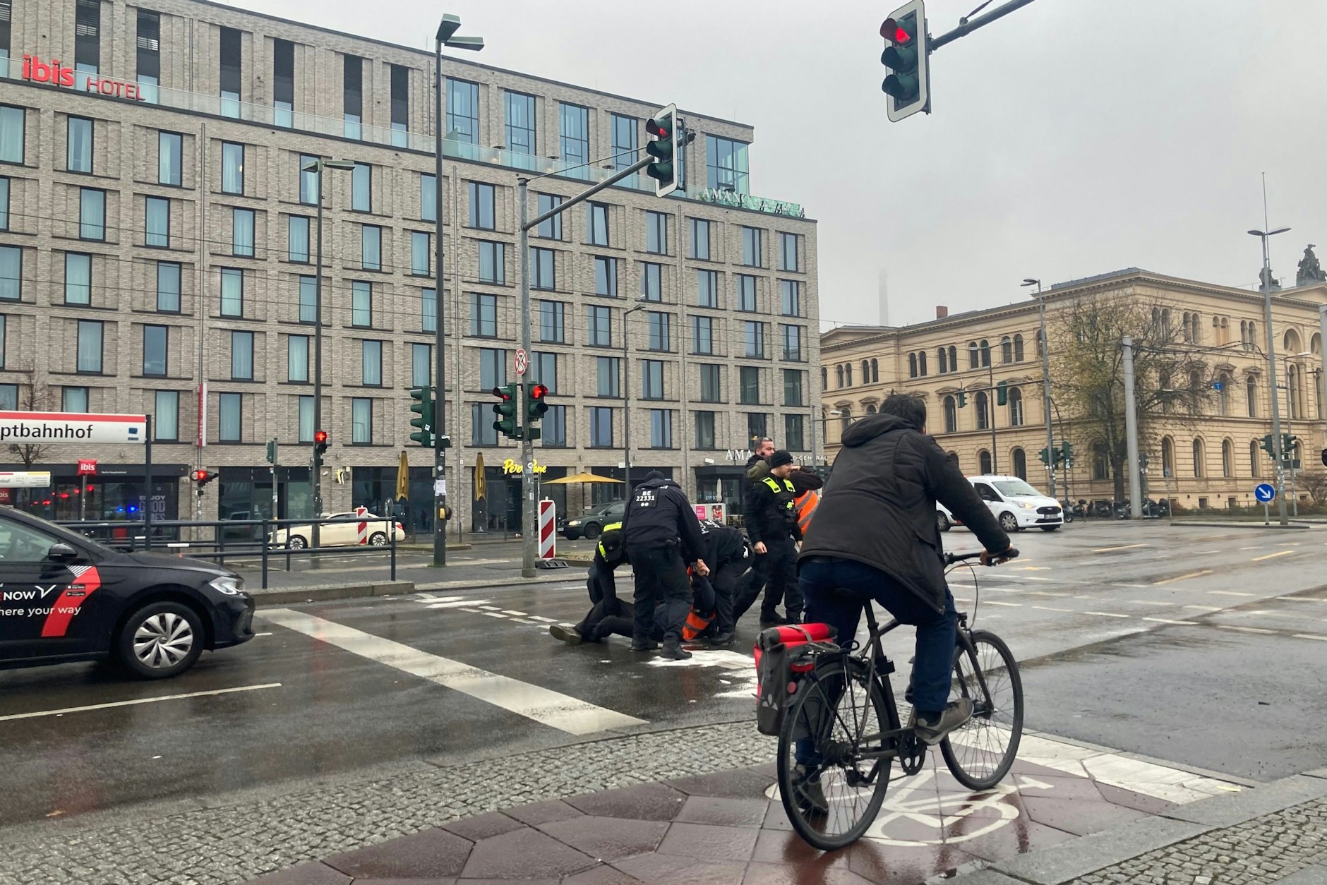 Die Letzte Generation blockiert die Invalidenstraße.