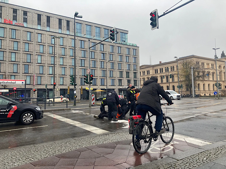 Die Letzte Generation blockiert die Invalidenstraße.