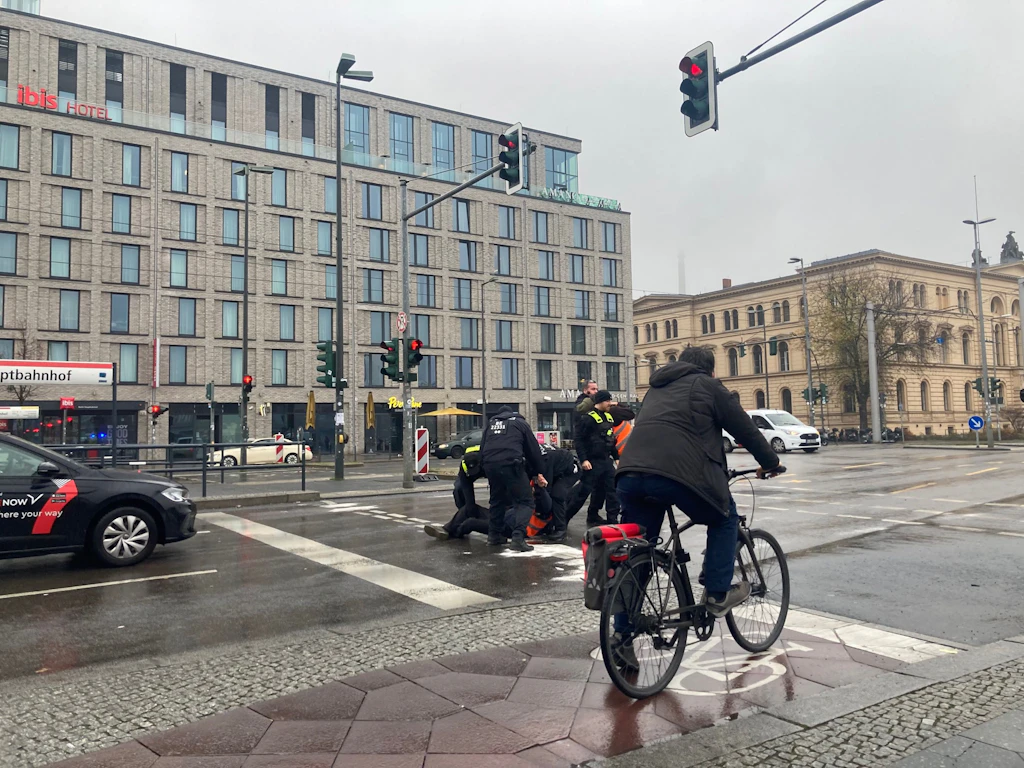 Letzte Generation: Blockaden am Berliner Hauptbahnhof und am Potsdamer Platz