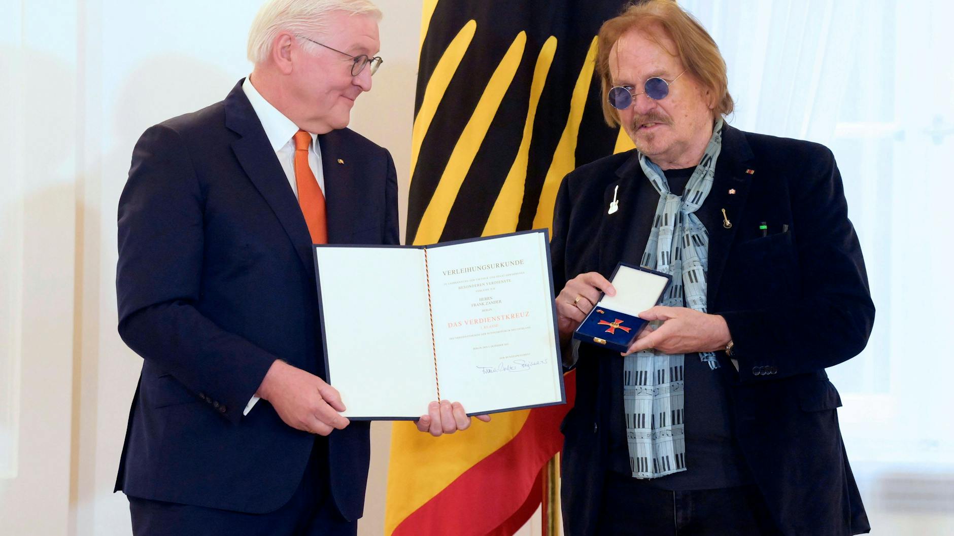 Bundespräsident Frank-Walter Steinmeier überreichte Frank Zander das Verdienstkreuzes 1. Klasse des Verdienstordens der Bundesrepublik Deutschland im Schloss Bellevue.