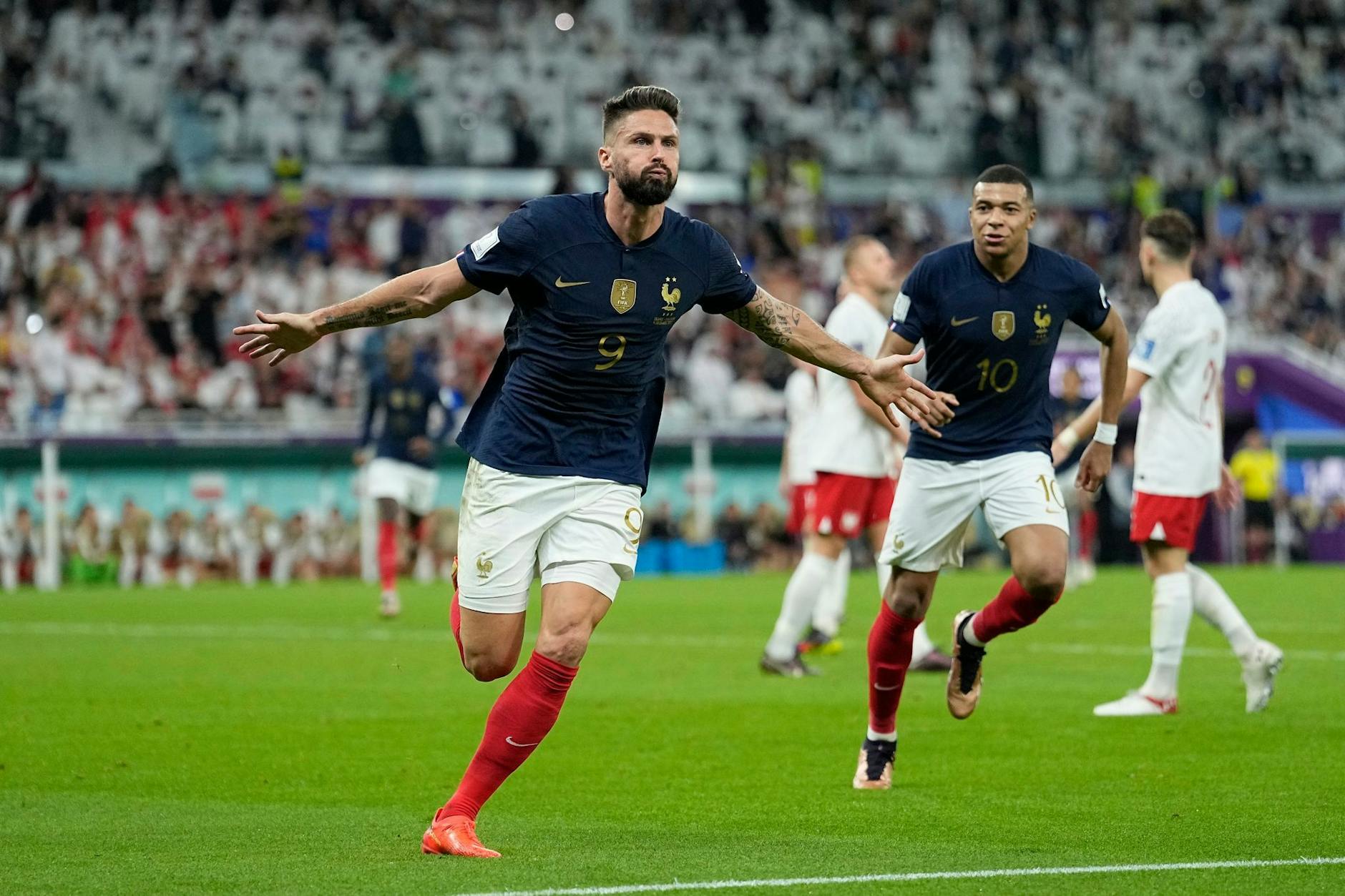 Frankreichs Olivier Giroud (l) jubelt mit Kylian Mbappe nach seiem Führungstreffer zum 1-0.