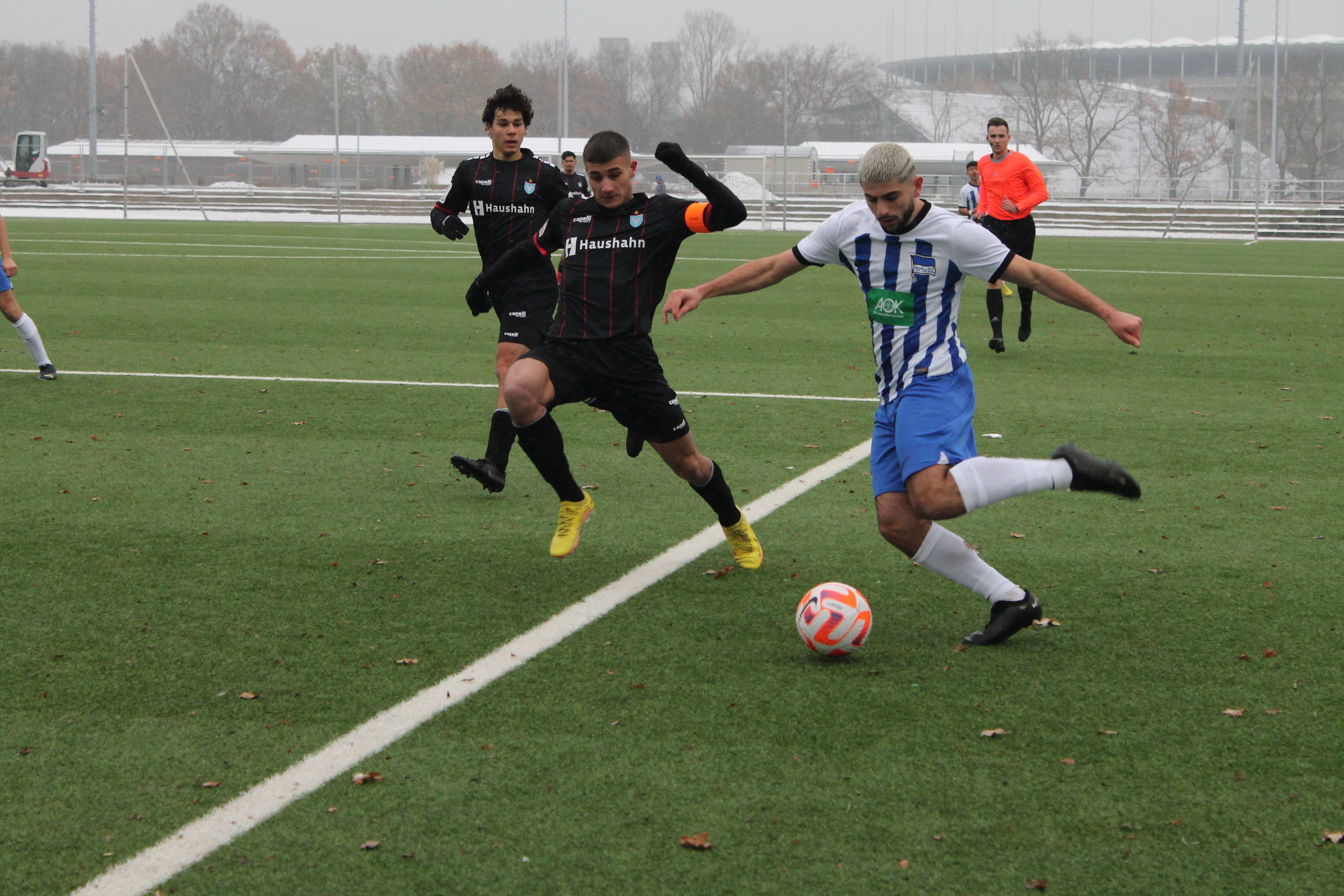 Der türkische U18-Nationalspieler Teoman Gündüz (v. r.) läuft zwar regelmäßig für die Hertha-U19 auf, kommt aber auch schon für die U23 zum Einsatz.
