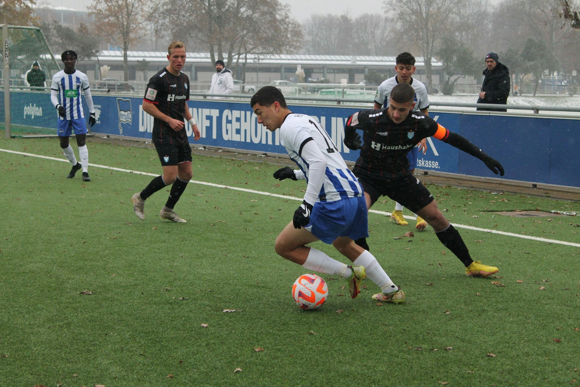 Ibrahim Maza (M.), Pepe Pereira Mendes (l.) und Eliyas Strasner (h. r.) machen in dieser Saison ebenfalls auf sich aufmerksam.