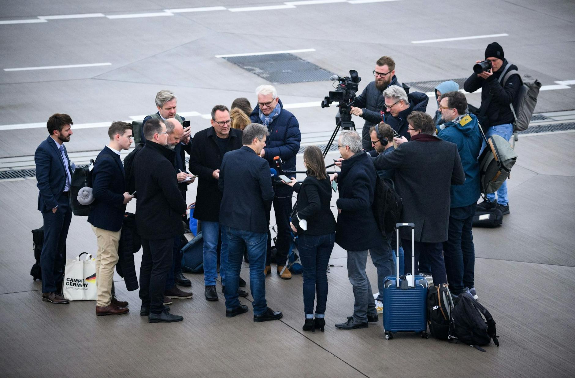 Bundeswirtschaftsminister Robert Habeck vor seinem Abflug nach Windhuk (Namibia).