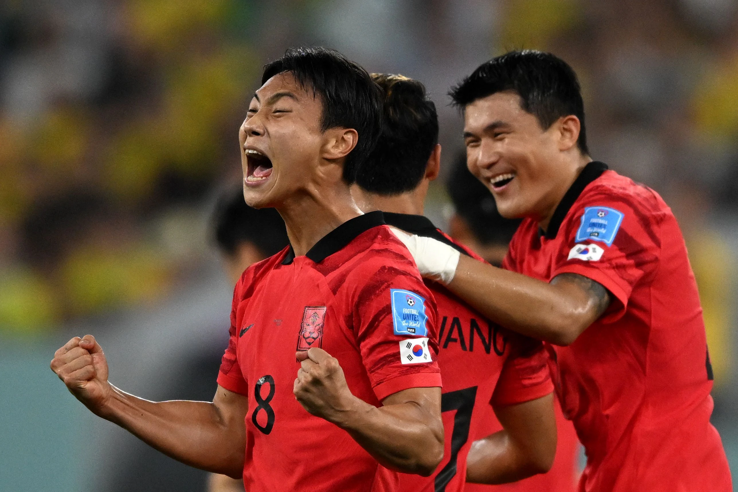 Seung-ho Paik (l.) bejubelt seinen 1:4-Ehrentreffer für Südkorea.