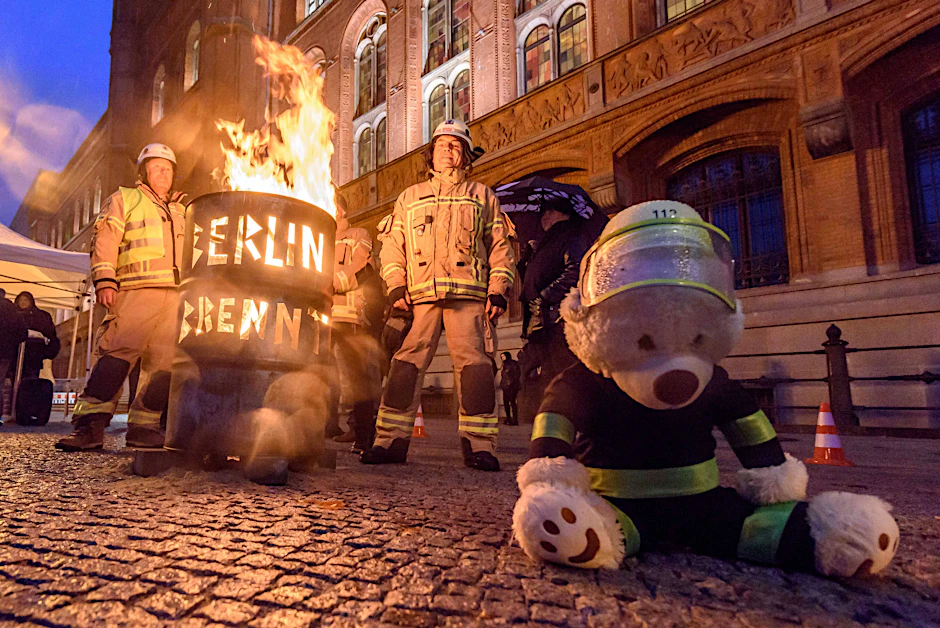 Im Jahr 2018 protestierten Berliner Feuerwehrleute des Vereins BerlinBrennt e. V. mit einer brennenden Tonne vor dem Roten Rathaus gegen Arbeitsüberlastung, Personalmangel und schlechte Ausstattung.
