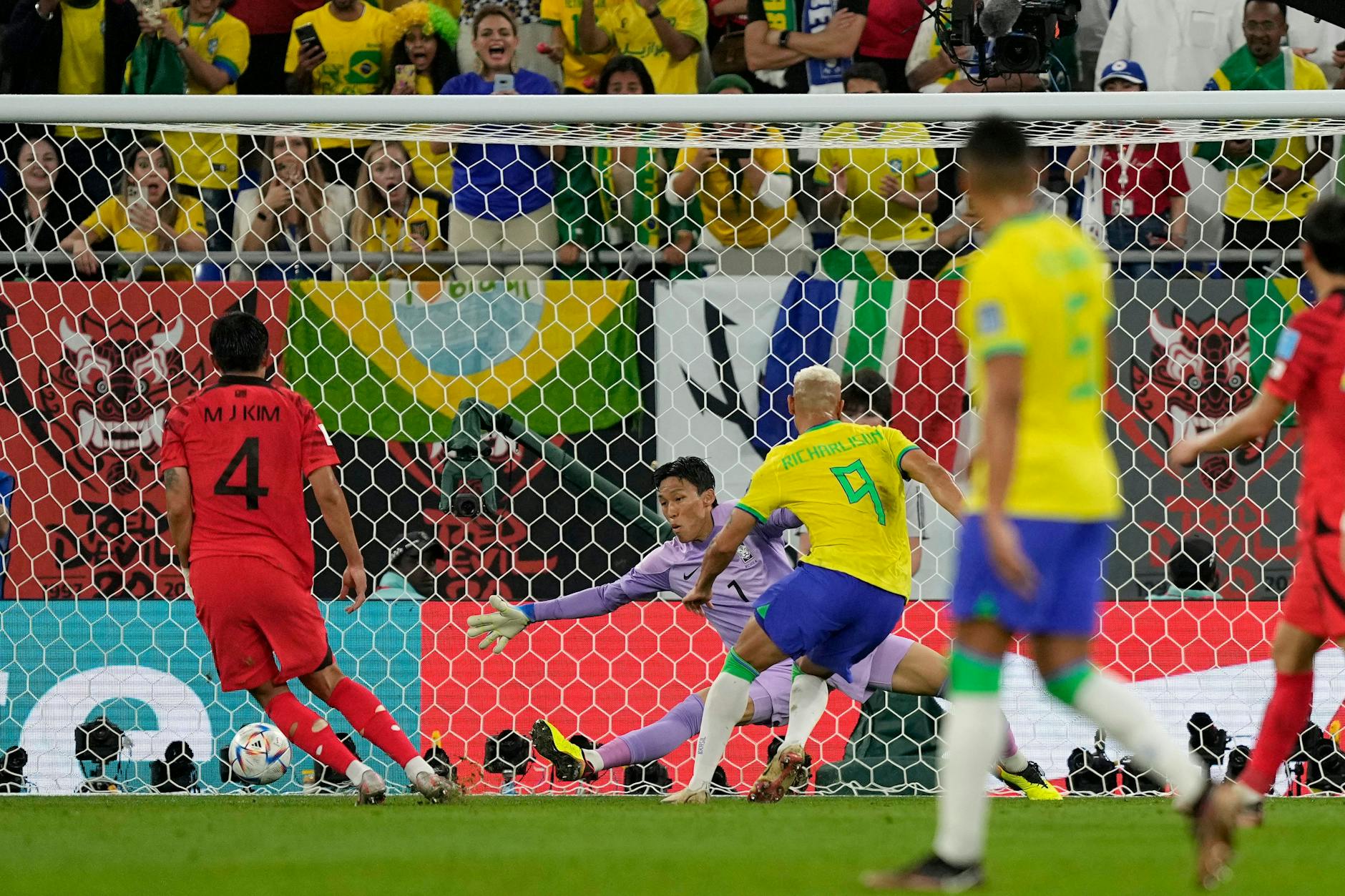 Richarlison (M.) schiebt zum 3:0 für Brasilien ein.