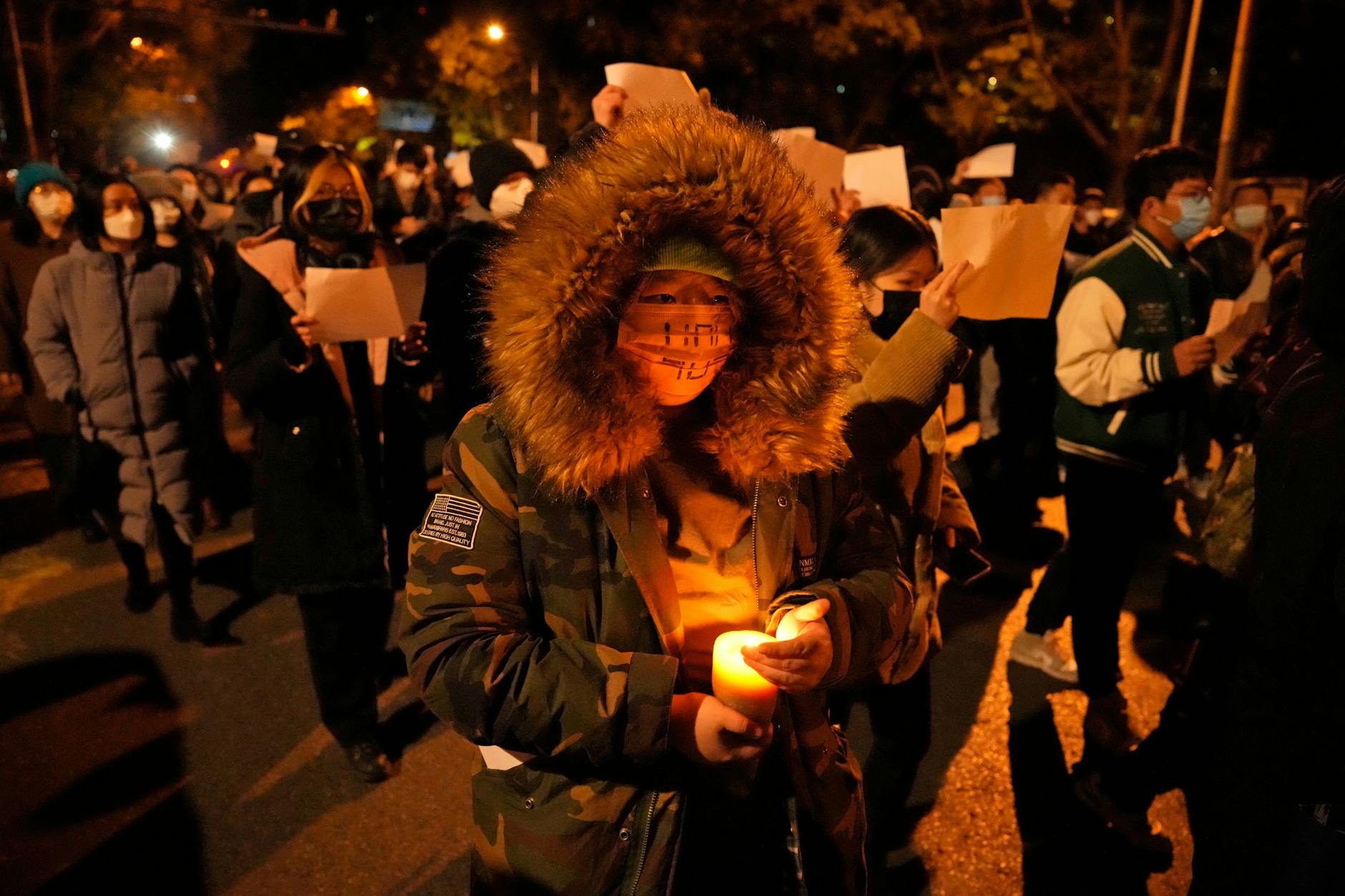 In der Hauptstadt Peking und anderen Millionenstädten gingen Demonstranten zu Hunderten auf die Straßen.