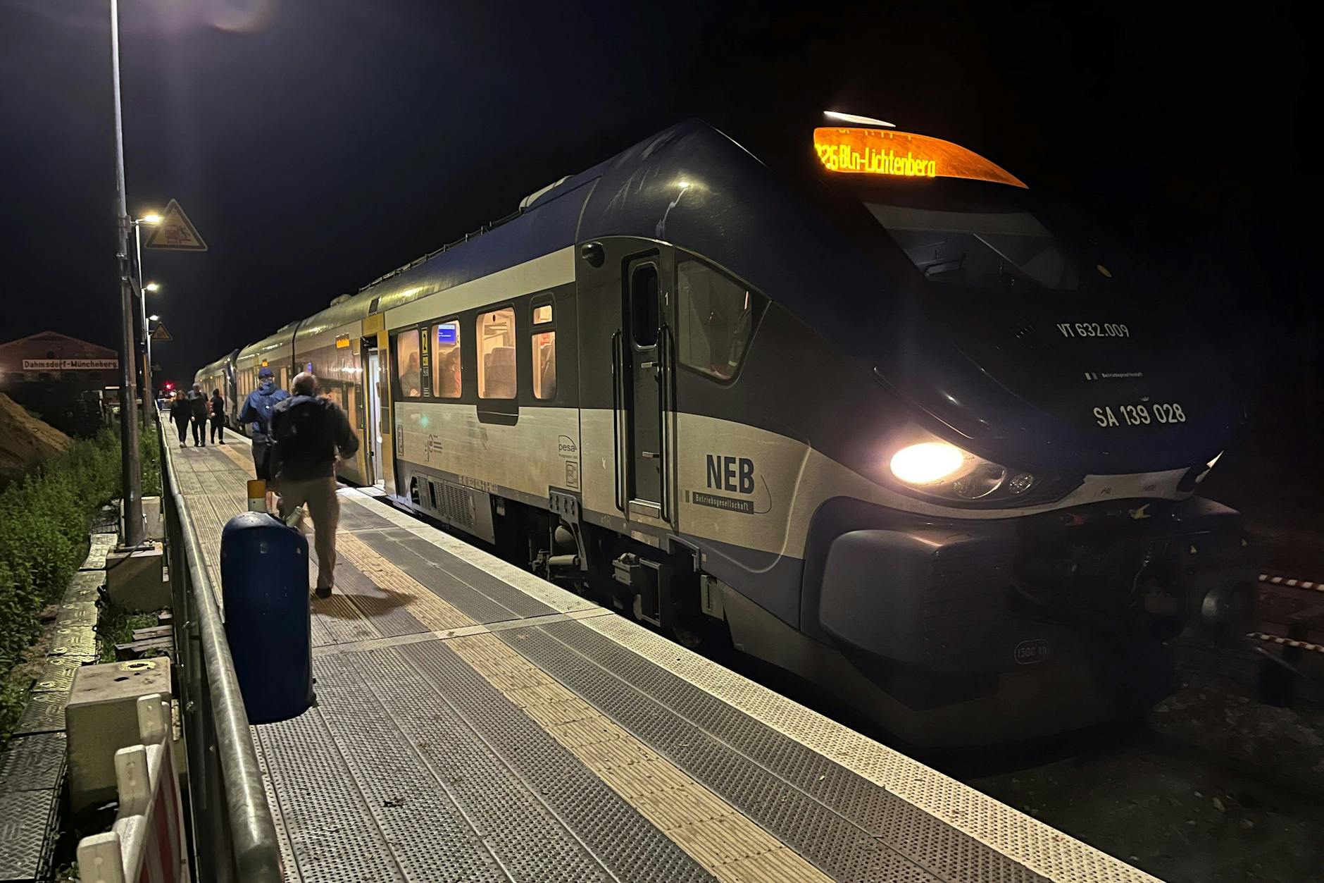Startklar für die Fahrt nach Berlin: Ein Dieseltriebwagen der Niederbarnimer Eisenbahn (NEB) vom Typ Pesa Link steht am provisorischen Bahnsteig in Müncheberg.