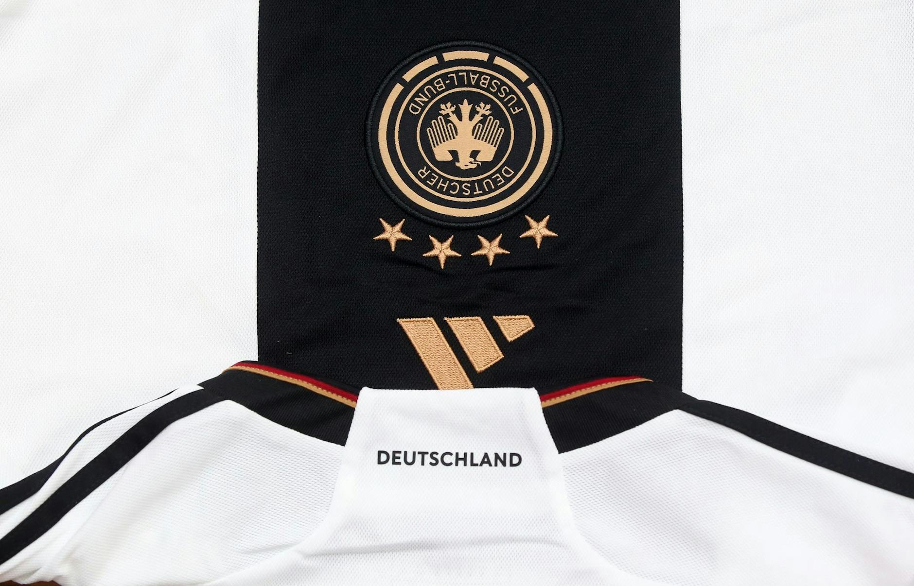 ARCHIV - Trikots der Deutschen Nationalelf kosten nur noch die Hälfte.