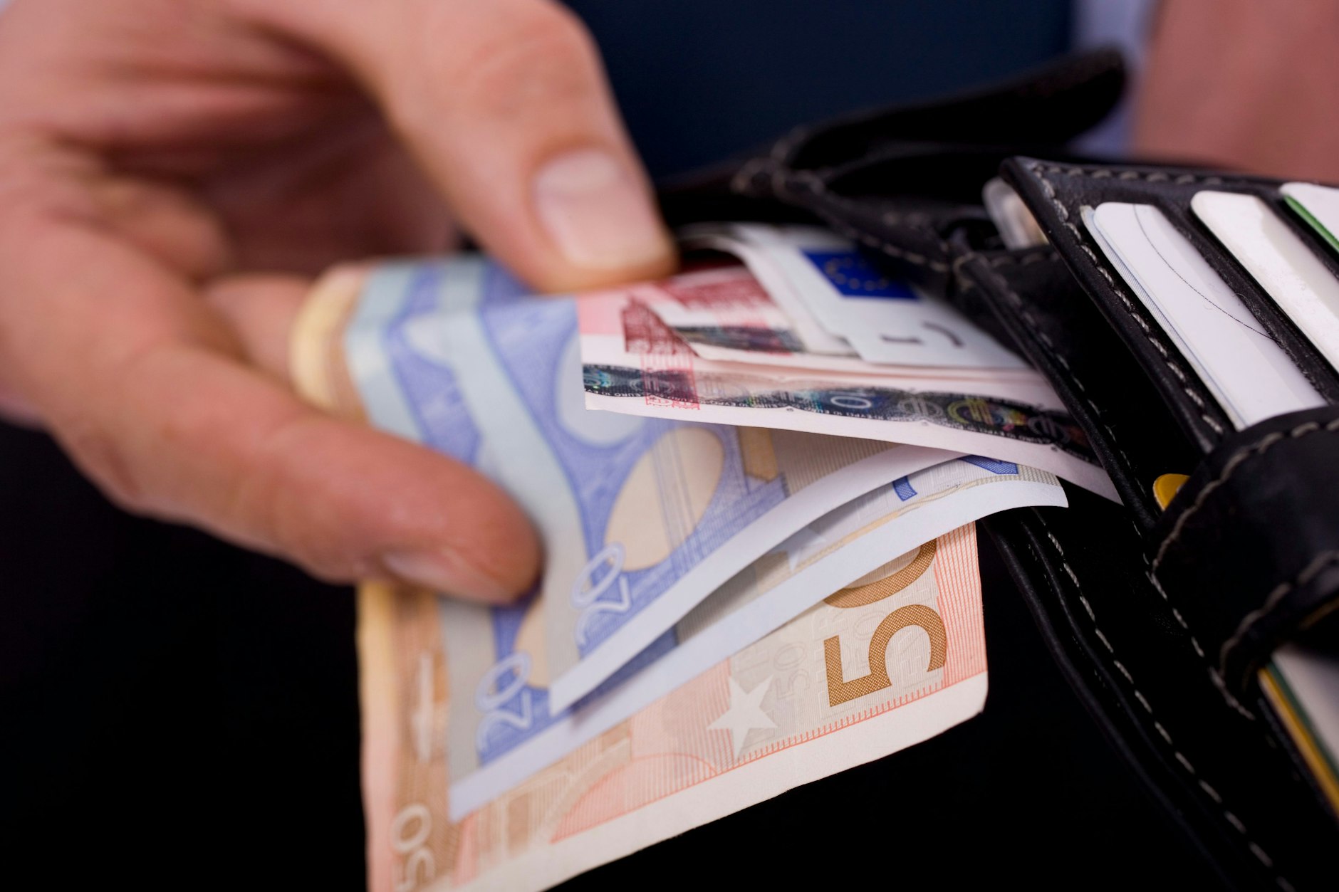 Wurde er bestohlen? Ein Mann zählt das Geld in seinem Portemonnaie nach.