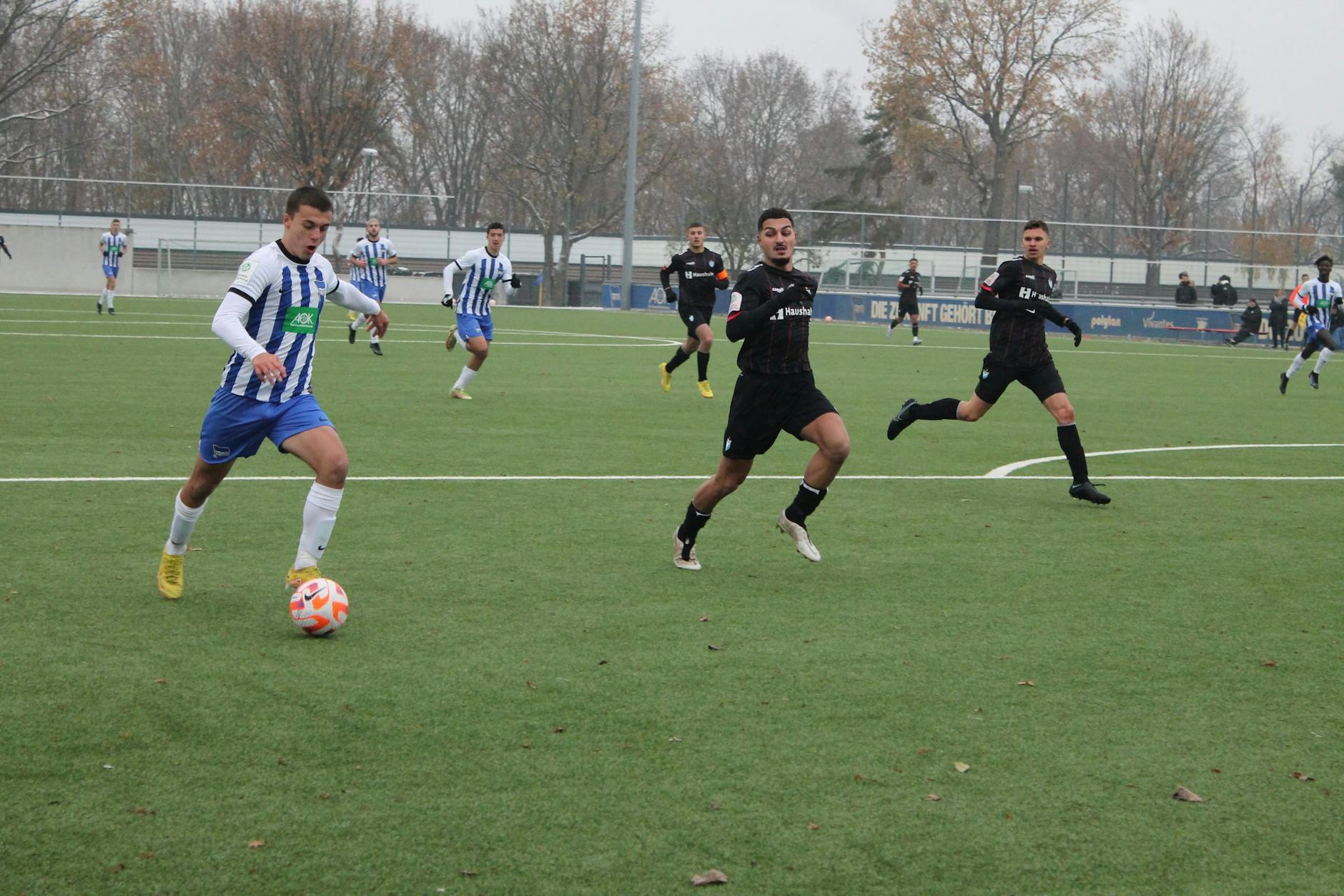 Der deutsche U18-Nationalangreifer Leander Popp (l.) ist einer der Unterschiedsspieler bei Herthas A-Junioren.